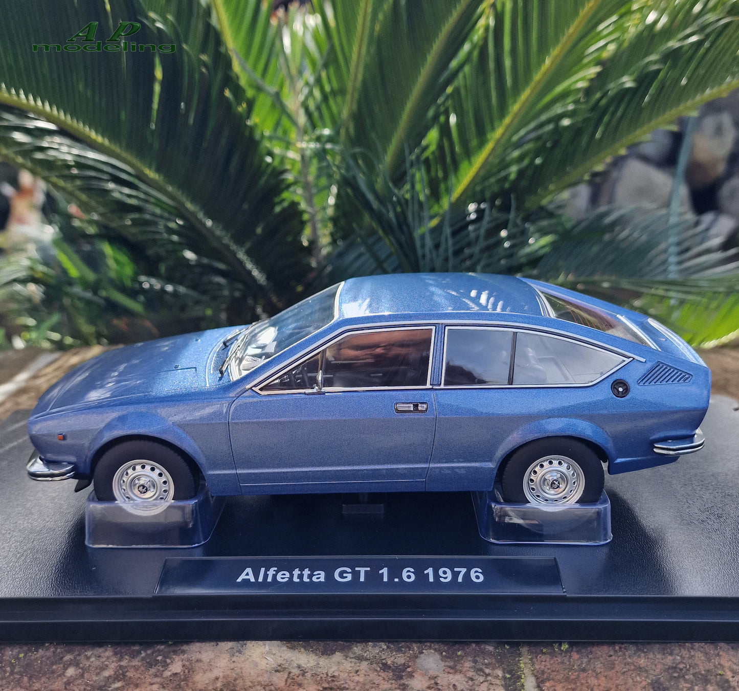modellino auto scala 1/18 alfa romeo alfetta gt 1.6 del 1976 modellini die cast