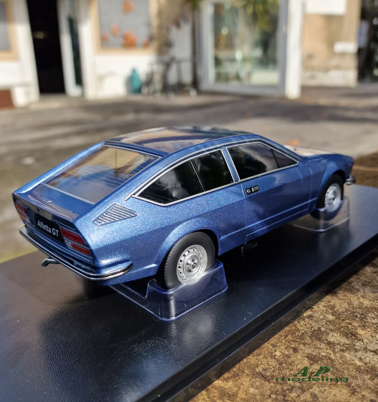 modellino auto scala 1/18 alfa romeo alfetta gt 1.6 del 1976 modellini die cast