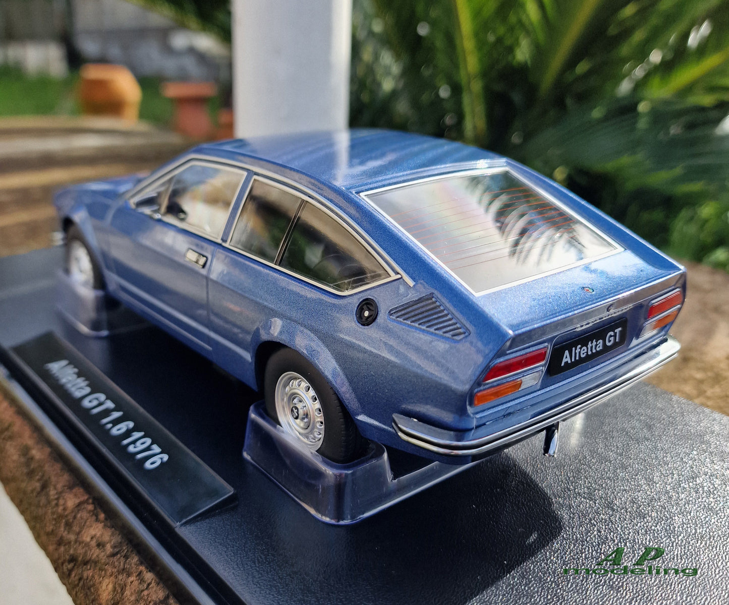 modellino auto scala 1/18 alfa romeo alfetta gt 1.6 del 1976 modellini die cast
