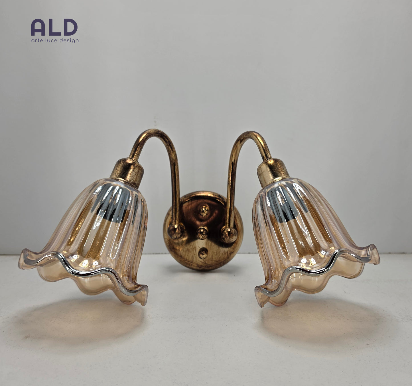 Applique classico vetro ambra e metallo oro lampada da parete usata 2 luci attacco e14