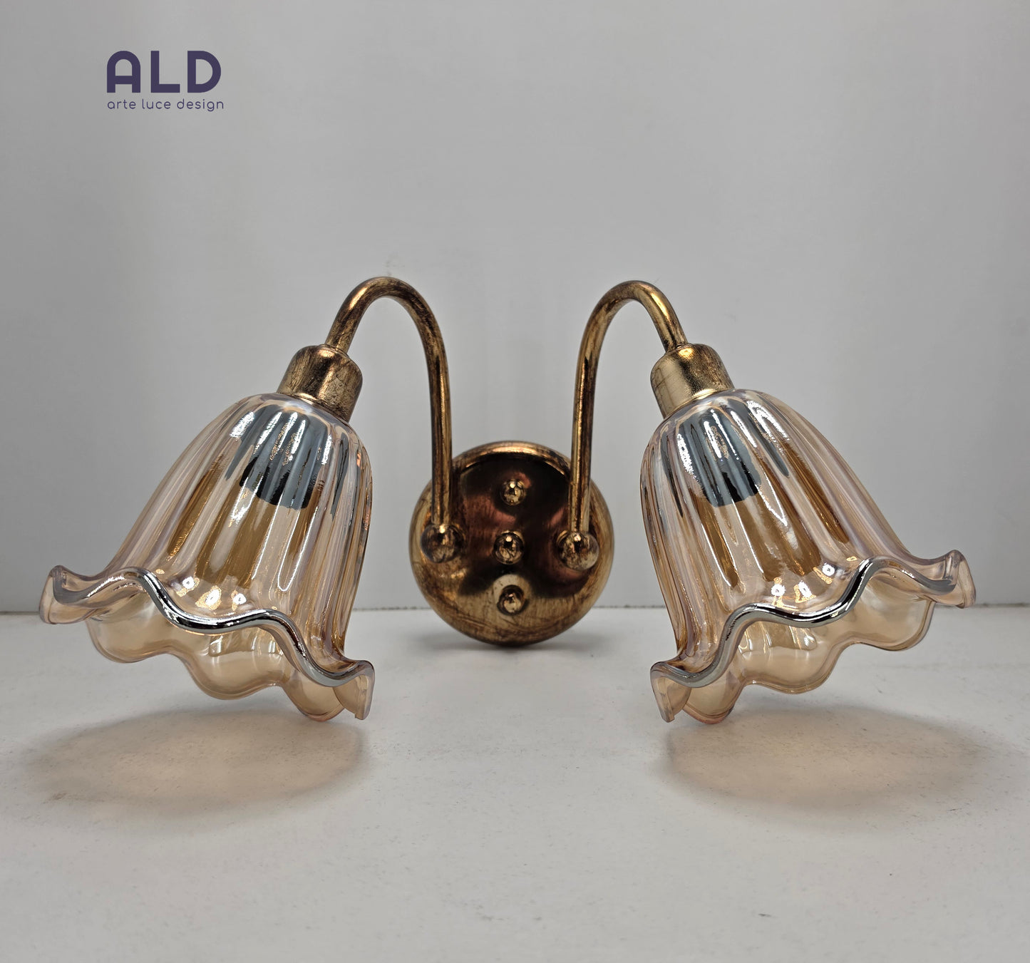 Applique classico vetro ambra e metallo oro lampada da parete usata 2 luci attacco e14