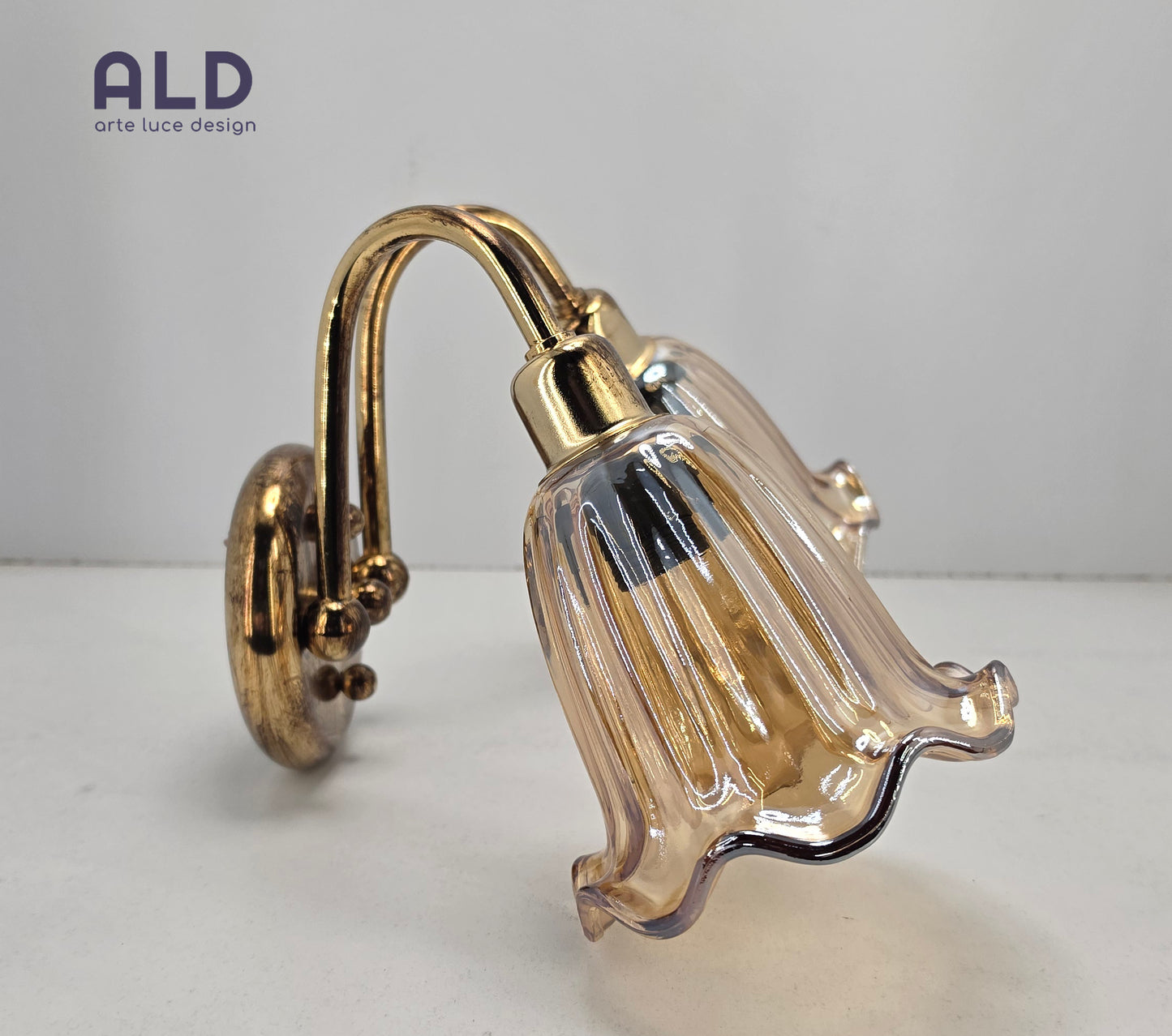 Applique classico vetro ambra e metallo oro lampada da parete usata 2 luci attacco e14