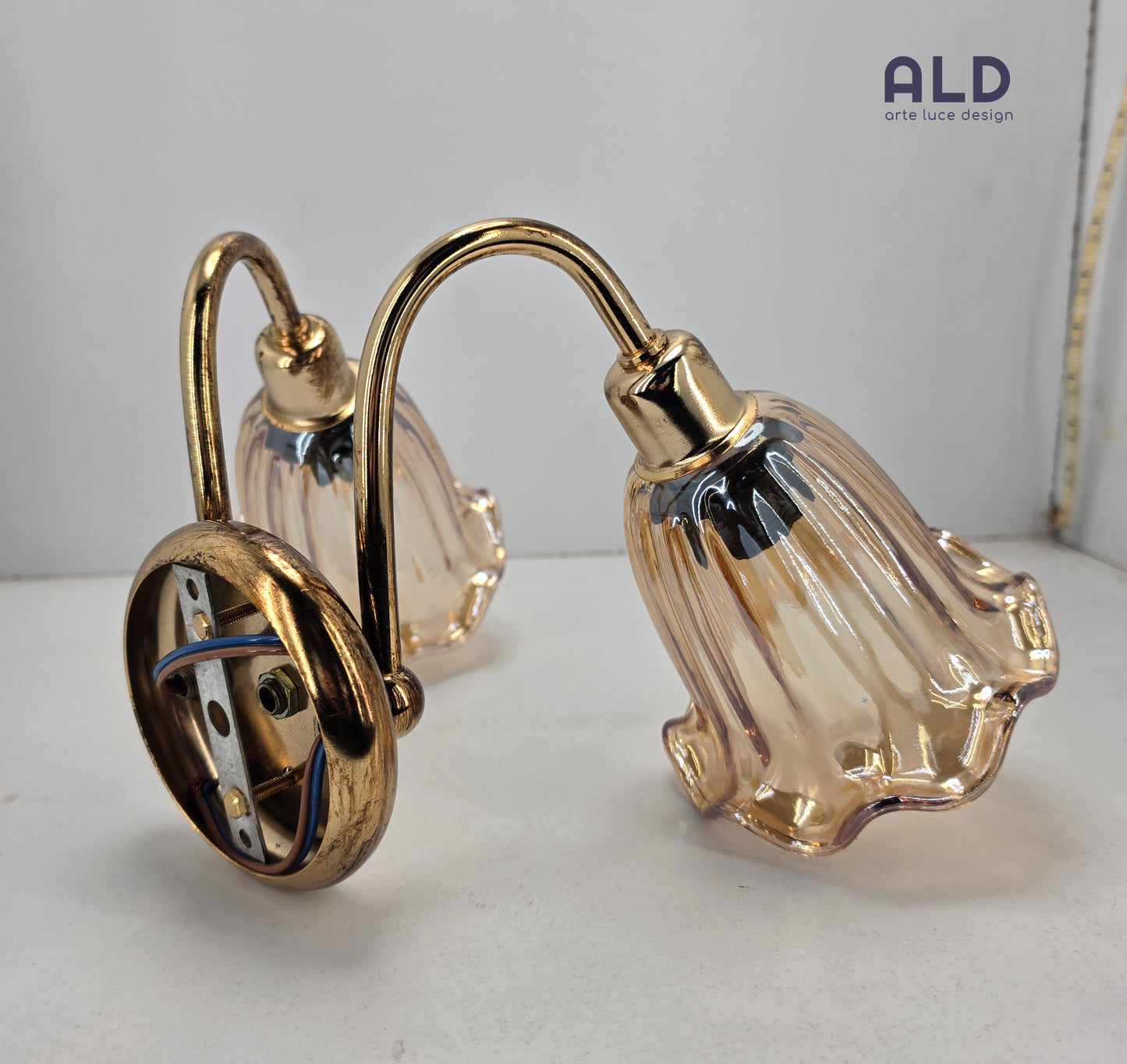 Applique classico vetro ambra e metallo oro lampada da parete usata 2 luci attacco e14