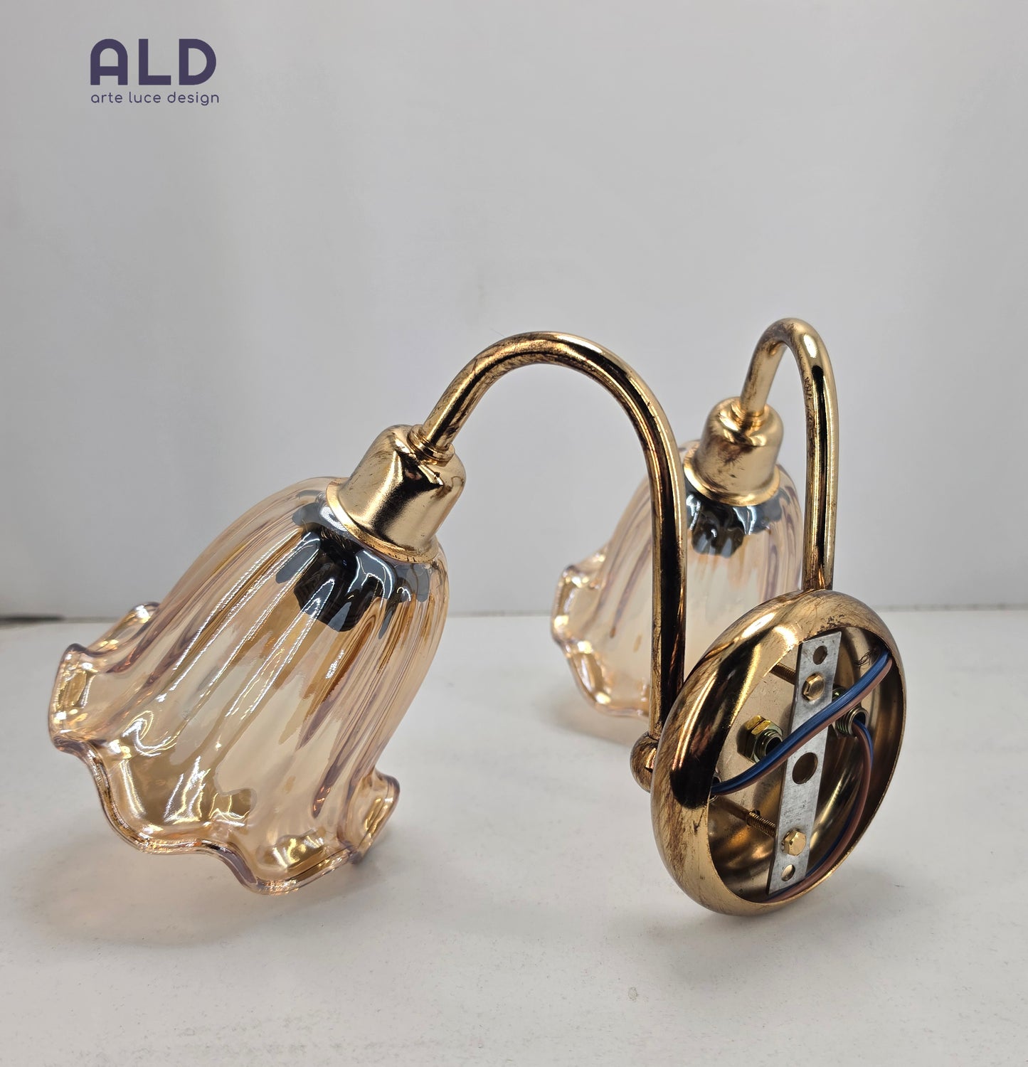 Applique classico vetro ambra e metallo oro lampada da parete usata 2 luci attacco e14