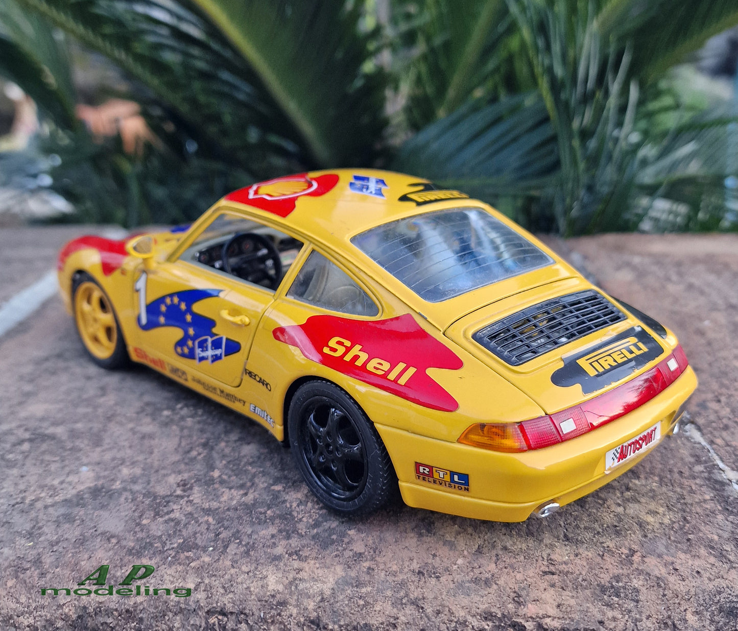 modellino auto scala 1/18 Porsche 911 carrera del 1993 modellini bburago