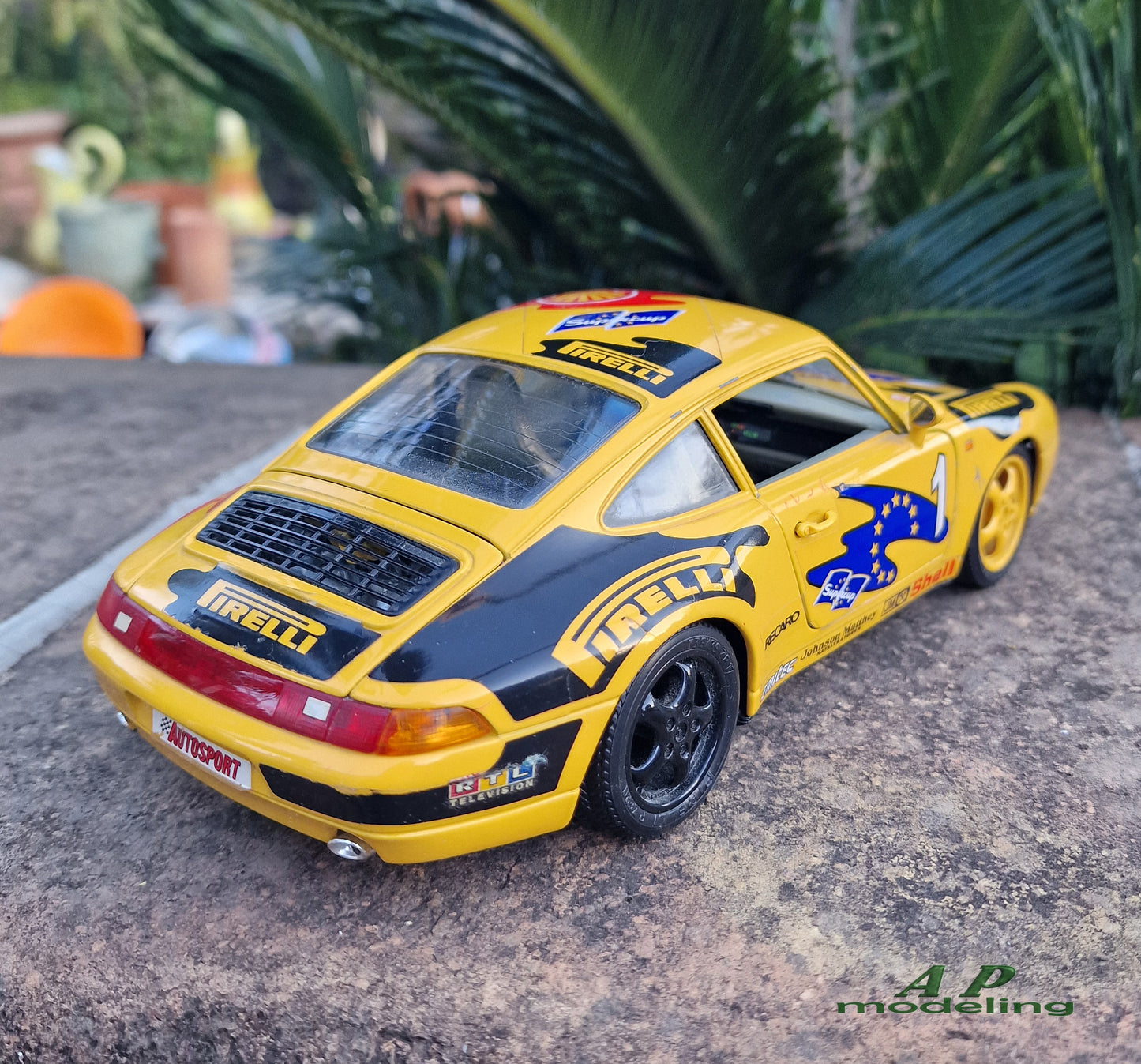 modellino auto scala 1/18 Porsche 911 carrera del 1993 modellini bburago