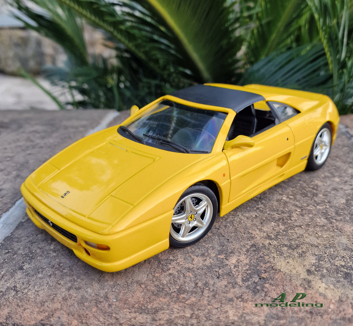 modellino auto scala 1/18 ferrari 355 GTS della hot wheels per modellismo