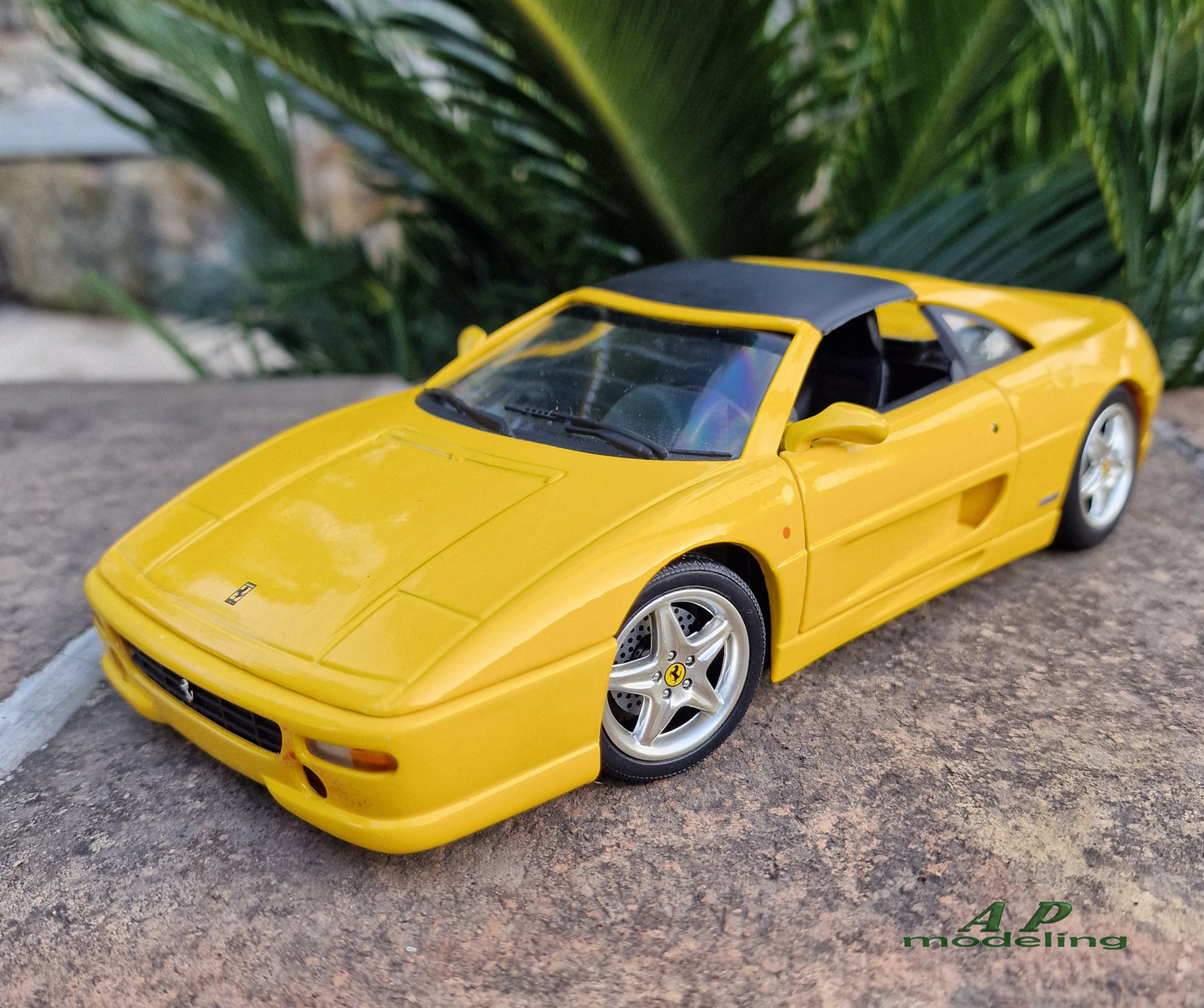 modellino auto scala 1/18 ferrari 355 GTS della hot wheels per modellismo