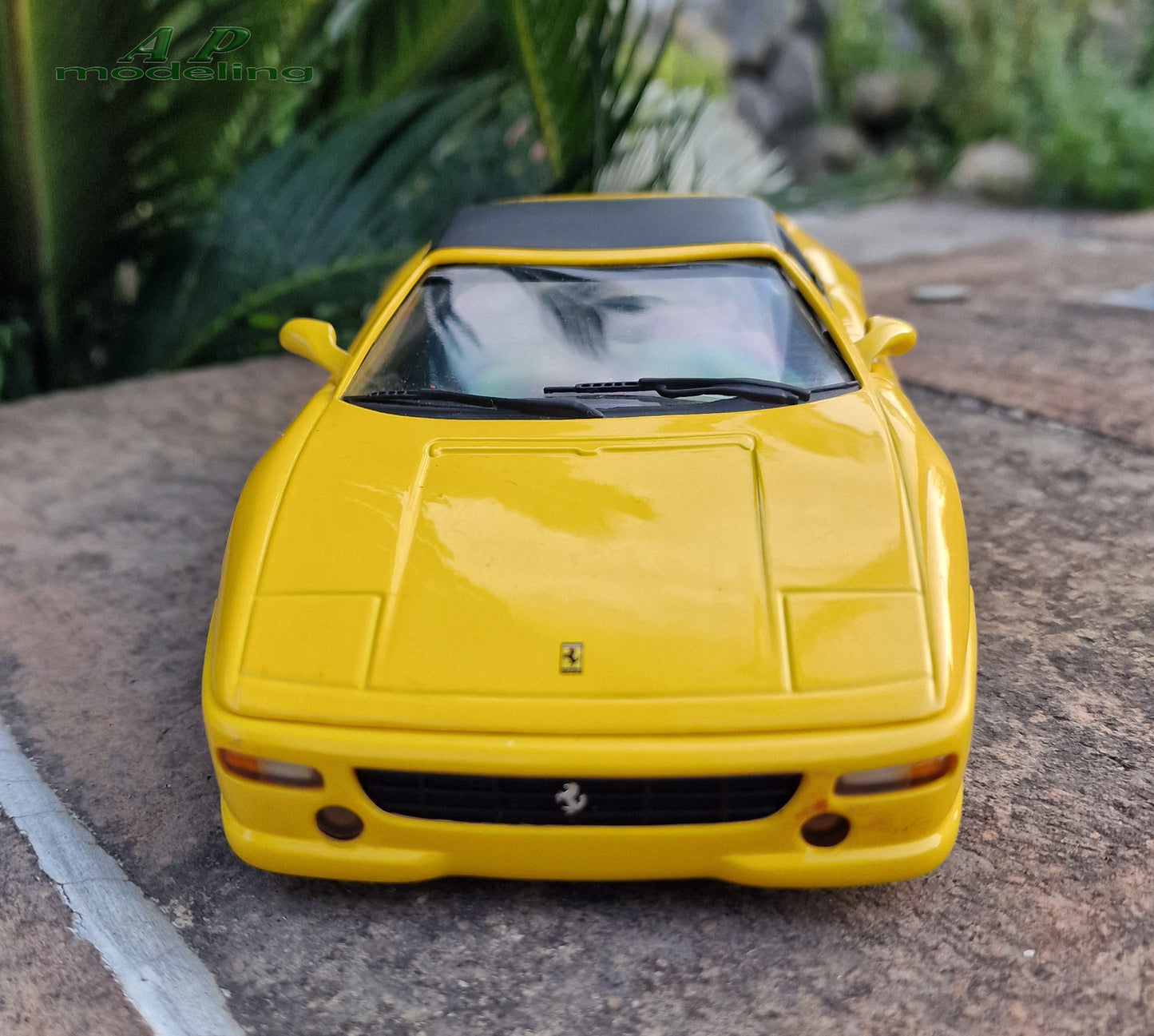 modellino auto scala 1/18 ferrari 355 GTS della hot wheels per modellismo