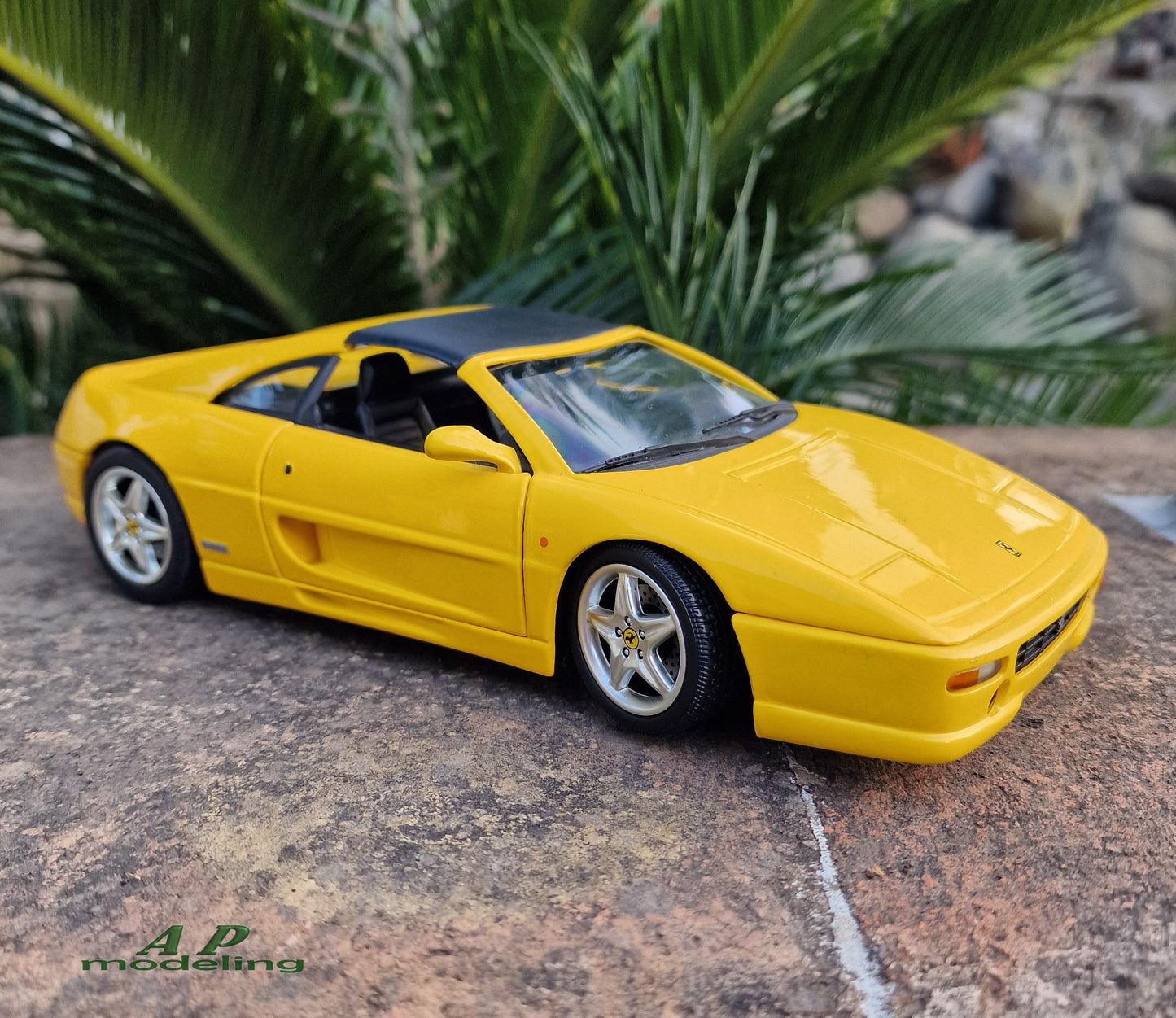 modellino auto scala 1/18 ferrari 355 GTS della hot wheels per modellismo