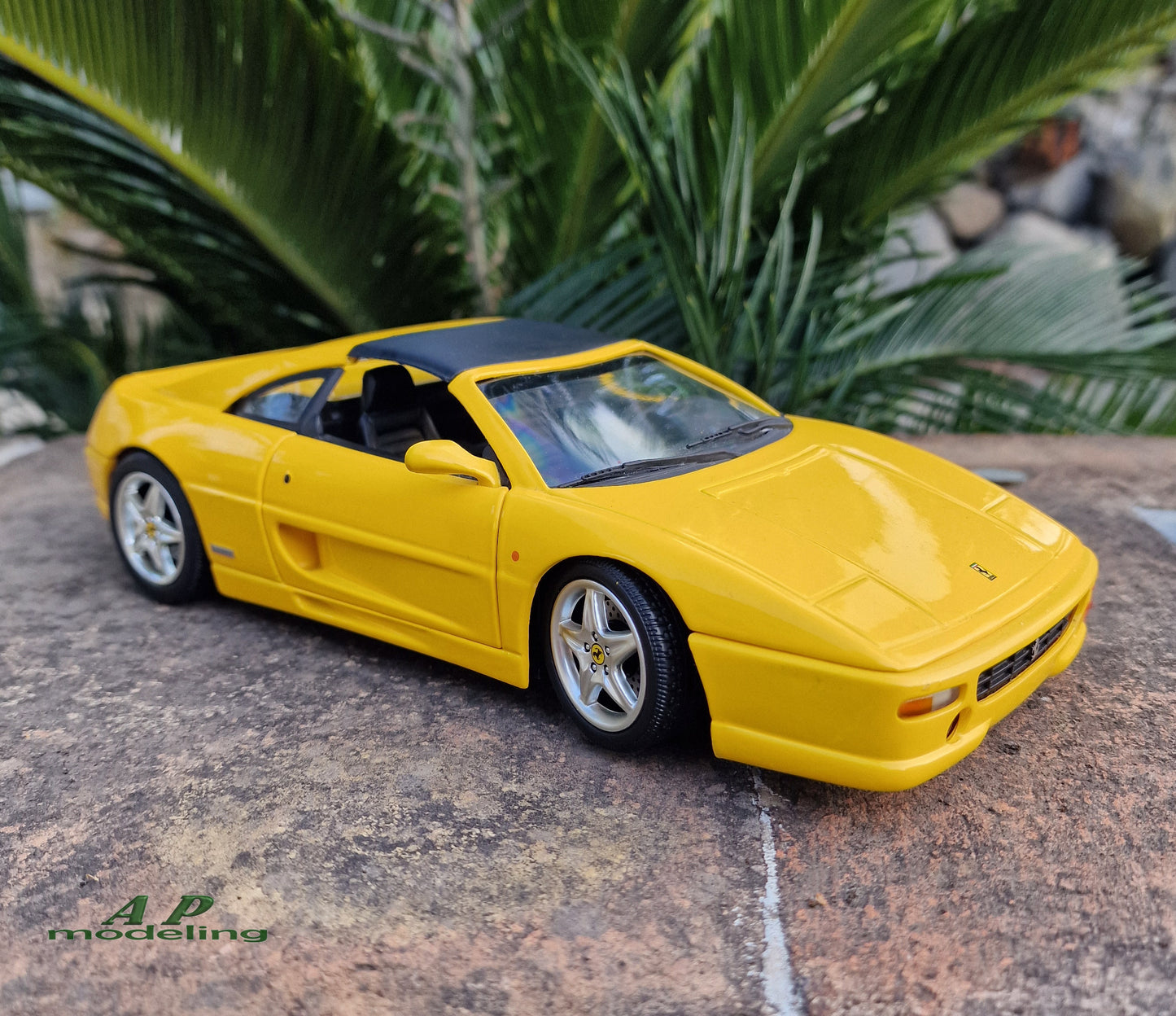 modellino auto scala 1/18 ferrari 355 GTS della hot wheels per modellismo