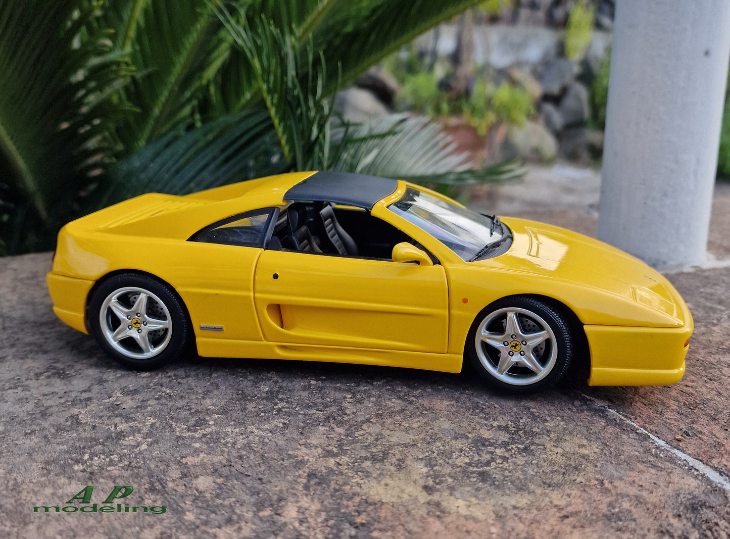 modellino auto scala 1/18 ferrari 355 GTS della hot wheels per modellismo