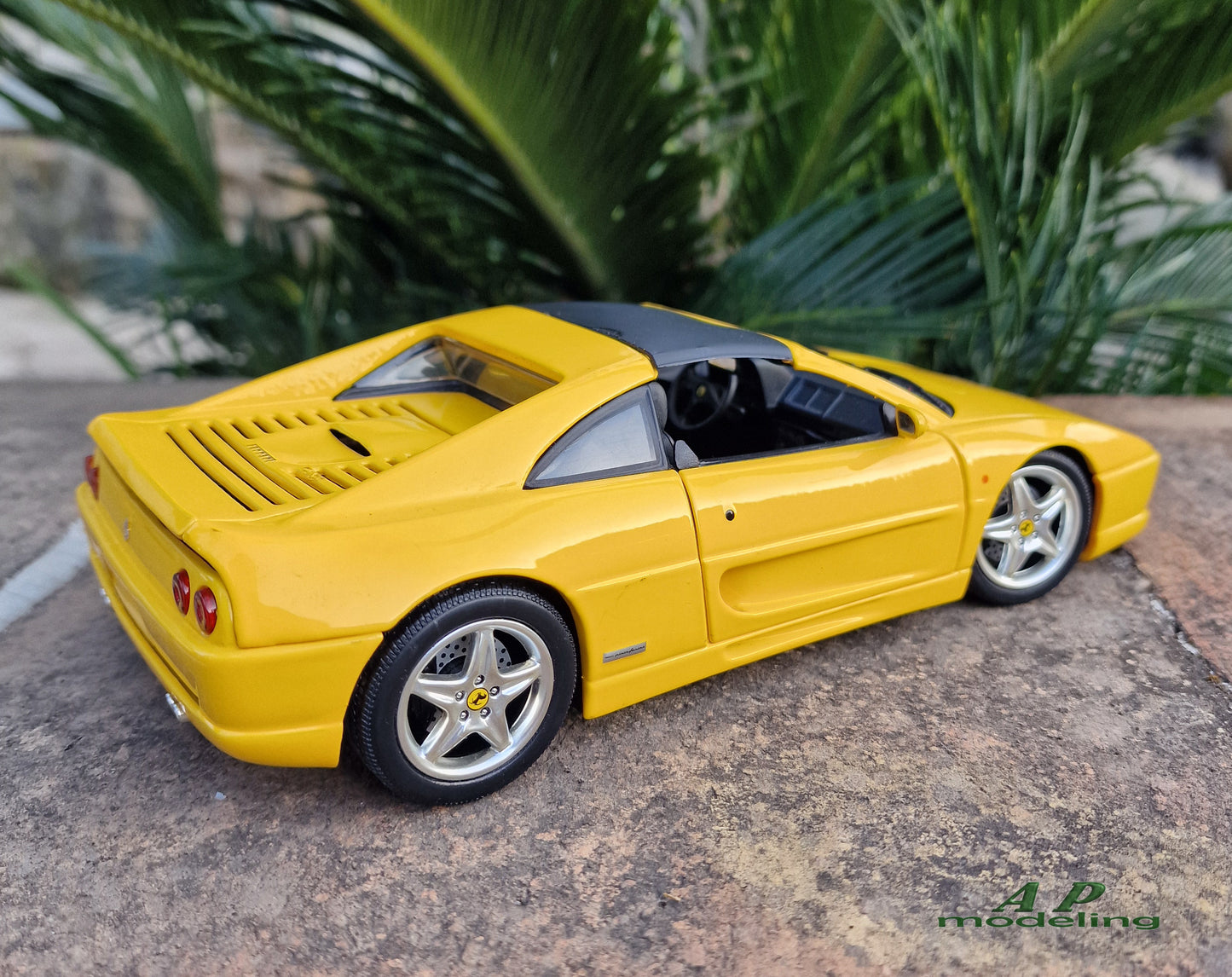 modellino auto scala 1/18 ferrari 355 GTS della hot wheels per modellismo