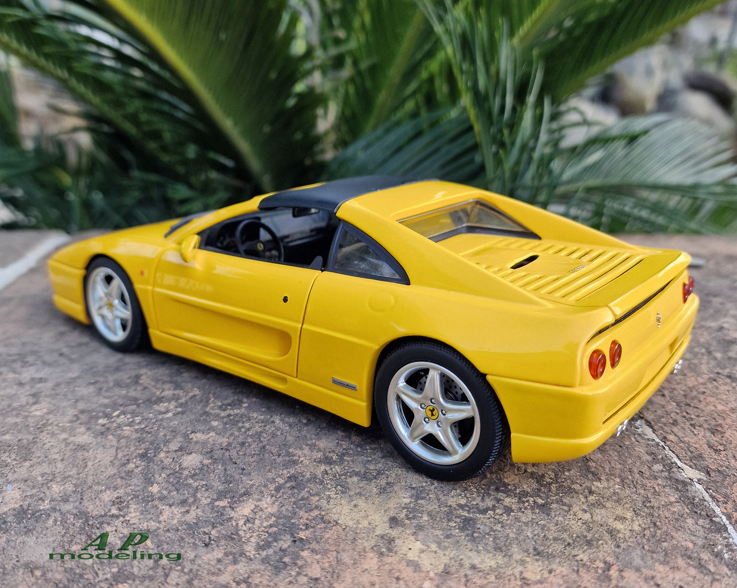 modellino auto scala 1/18 ferrari 355 GTS della hot wheels per modellismo