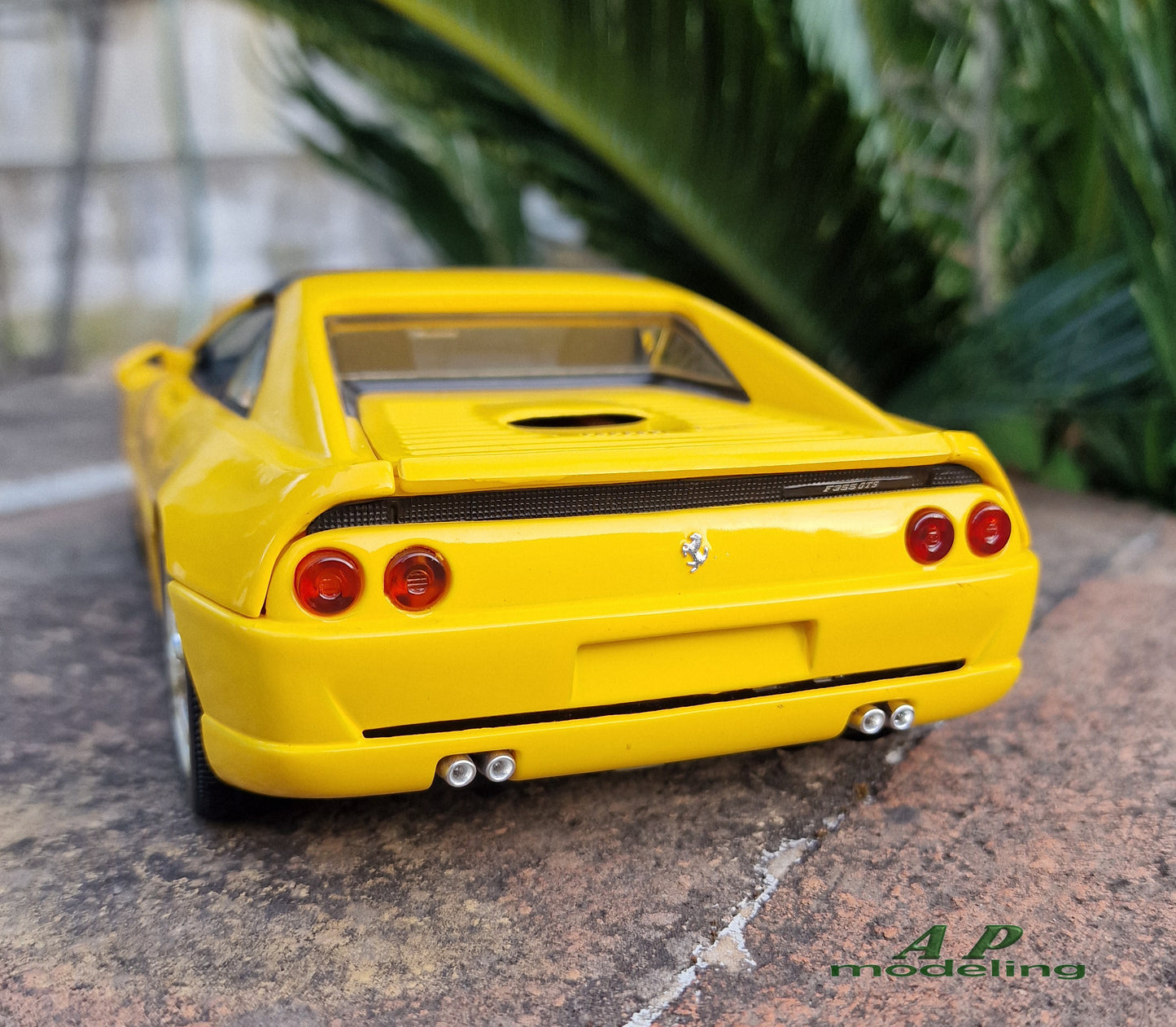 modellino auto scala 1/18 ferrari 355 GTS della hot wheels per modellismo