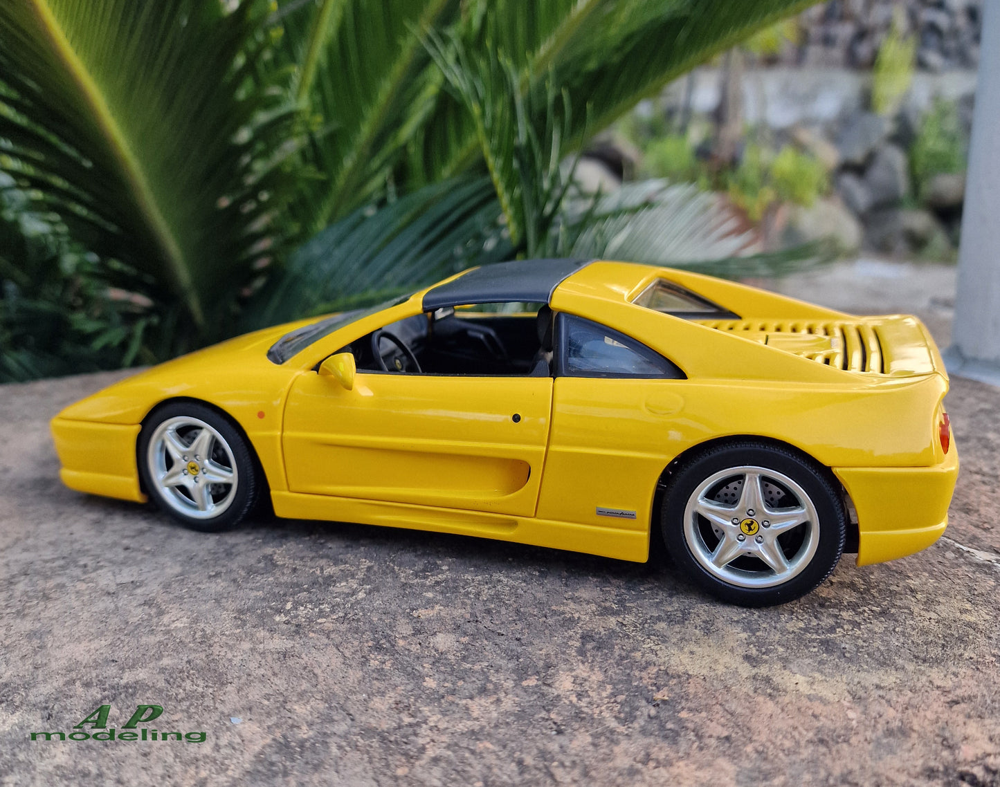 modellino auto scala 1/18 ferrari 355 GTS della hot wheels per modellismo