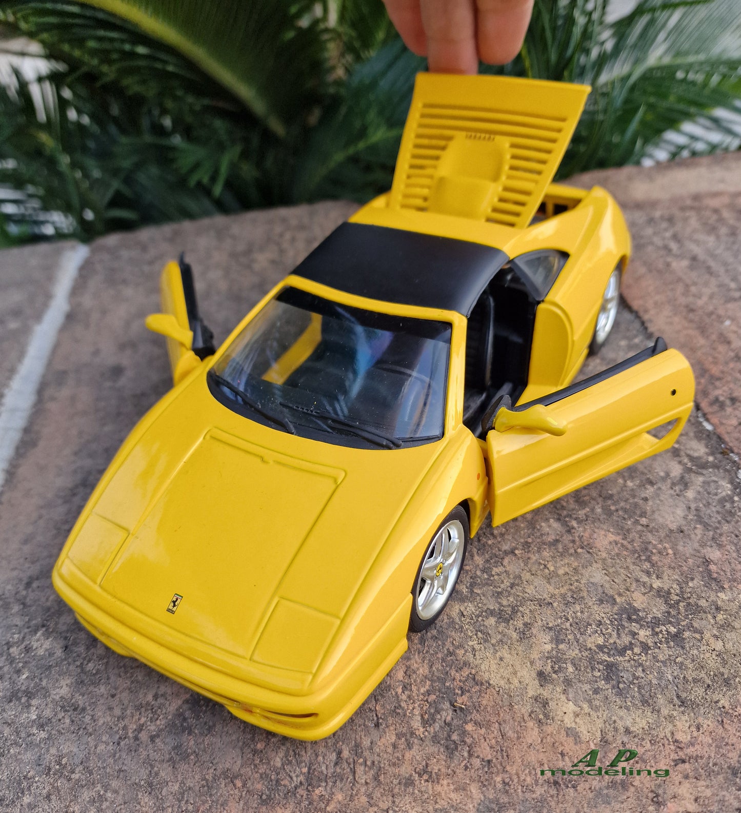 modellino auto scala 1/18 ferrari 355 GTS della hot wheels per modellismo