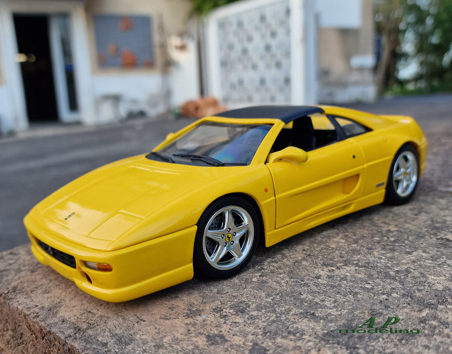 modellino auto scala 1/18 ferrari 355 GTS della hot wheels per modellismo