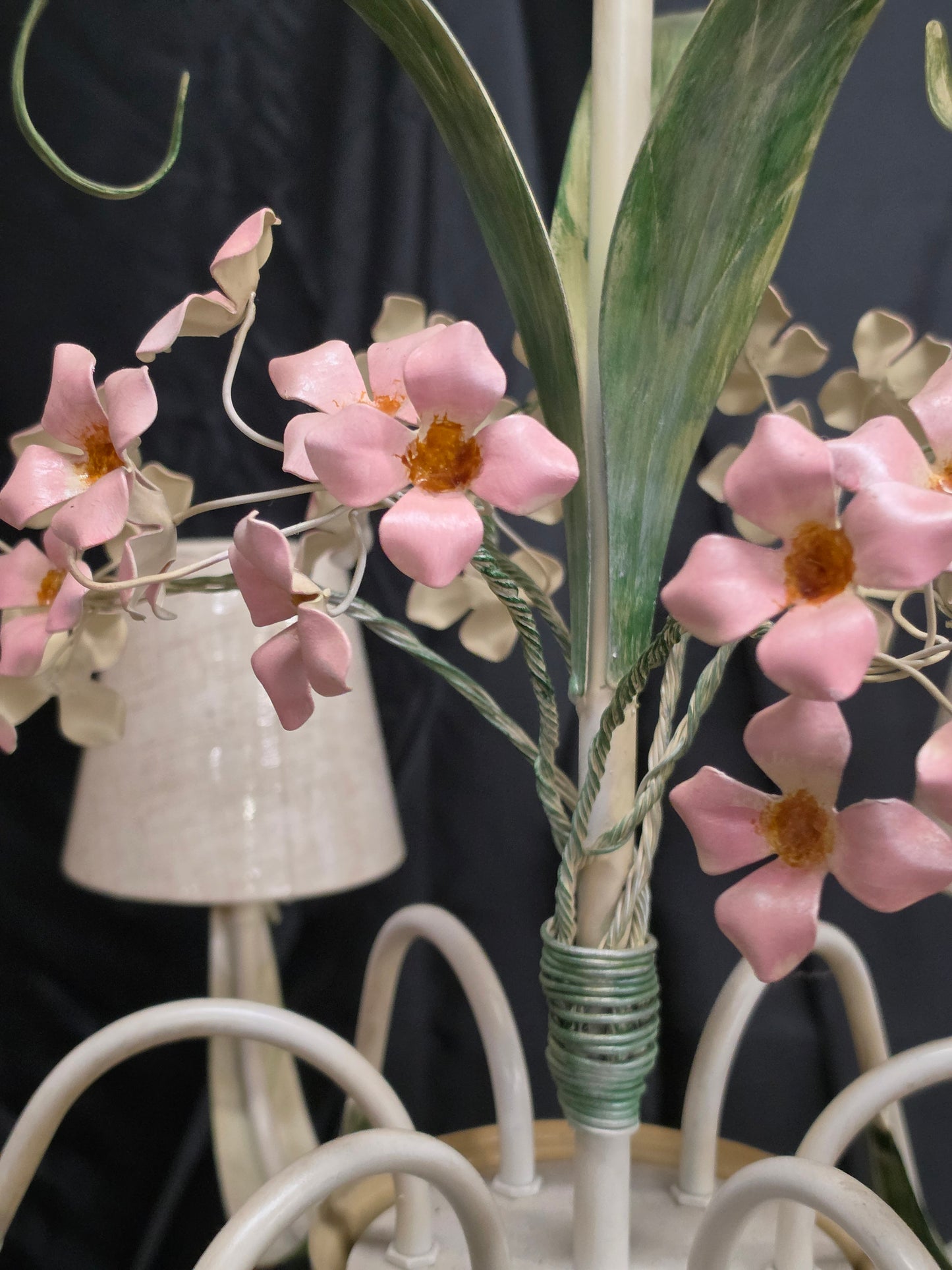 Lampadario shabby in ferro battuto co decoro a fiori per camera da letto 6 luci e14