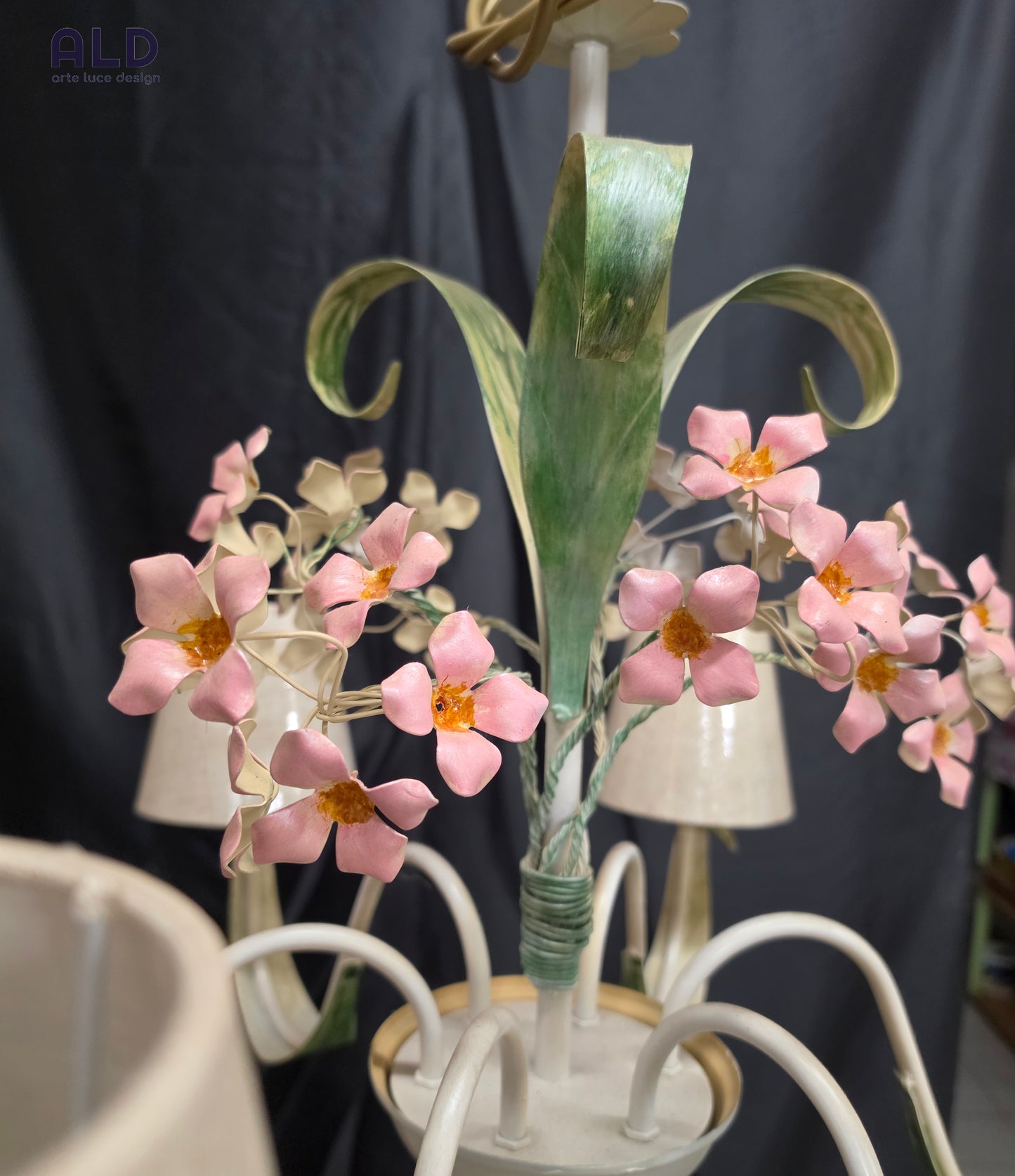 Lampadario shabby in ferro battuto co decoro a fiori per camera da letto 6 luci e14