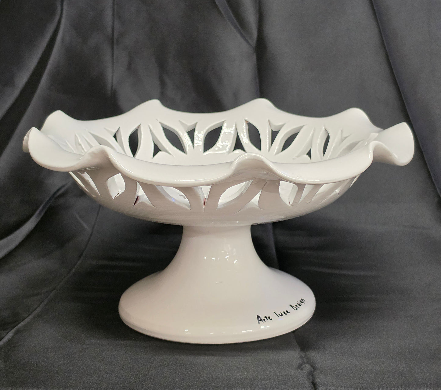 Centro tavola traforato alzatina da cucina in terracotta bianca smaltata H15cm