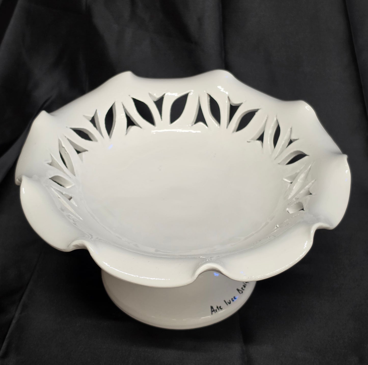 Centro tavola traforato alzatina da cucina in terracotta bianca smaltata H15cm