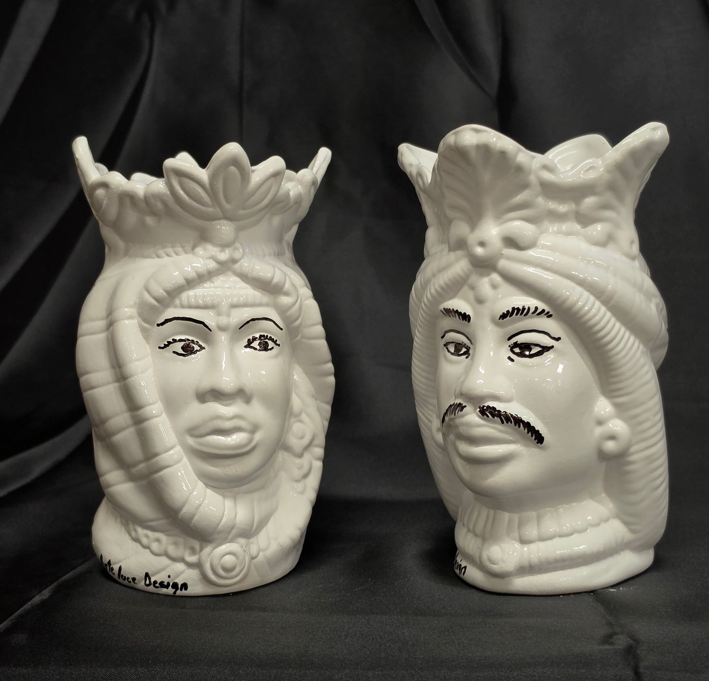 Teste di moro in terracotta bianca smaltata coppia vasi soprammobili stilizzati