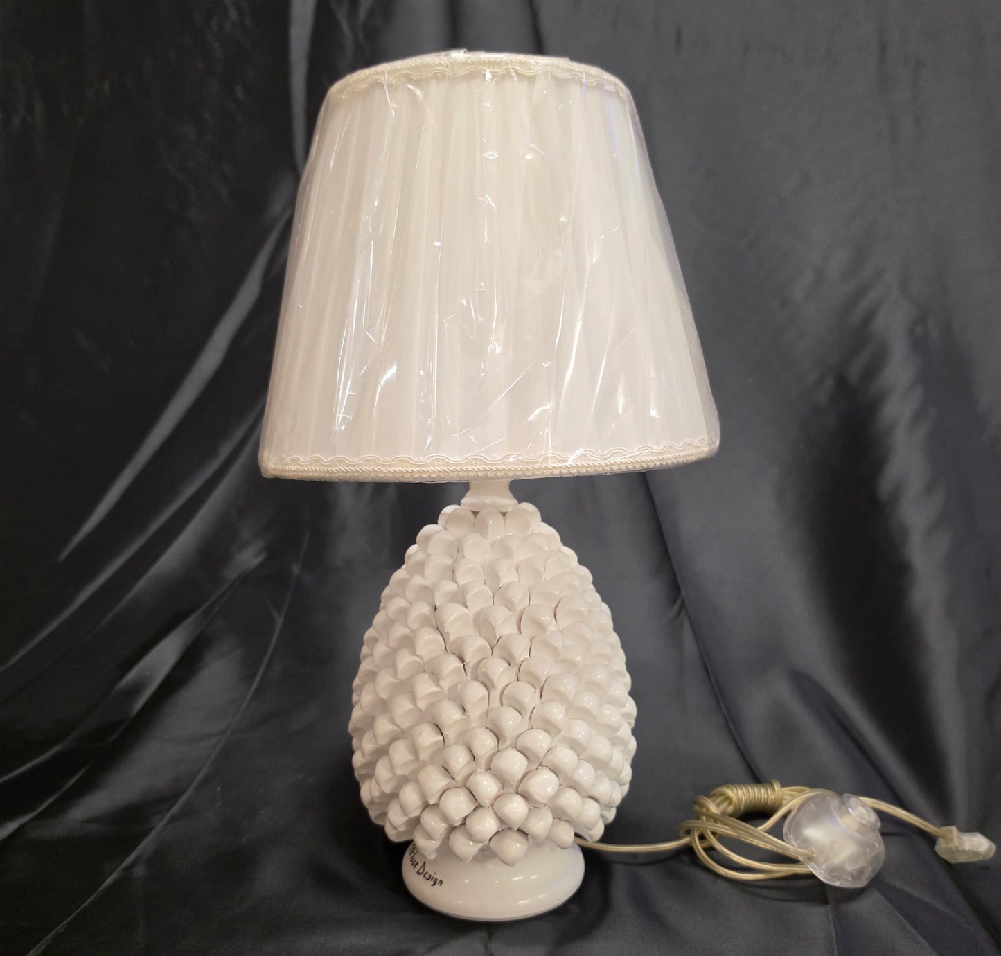 Lampada da tavolo pigna soprammobile in terracotta decorata a mano lume bianco
