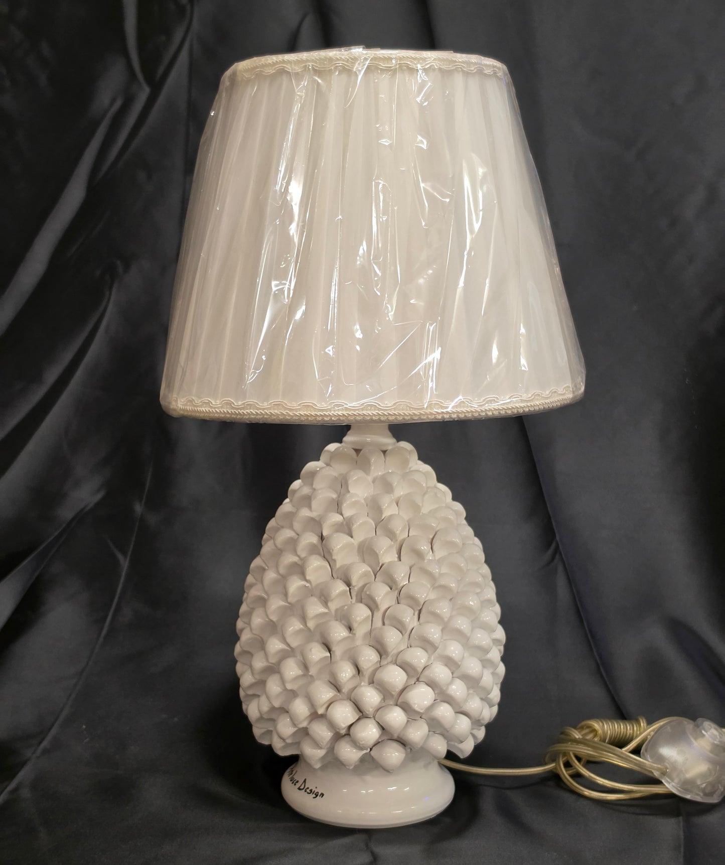 Lampada da tavolo pigna soprammobile in terracotta decorata a mano lume bianco