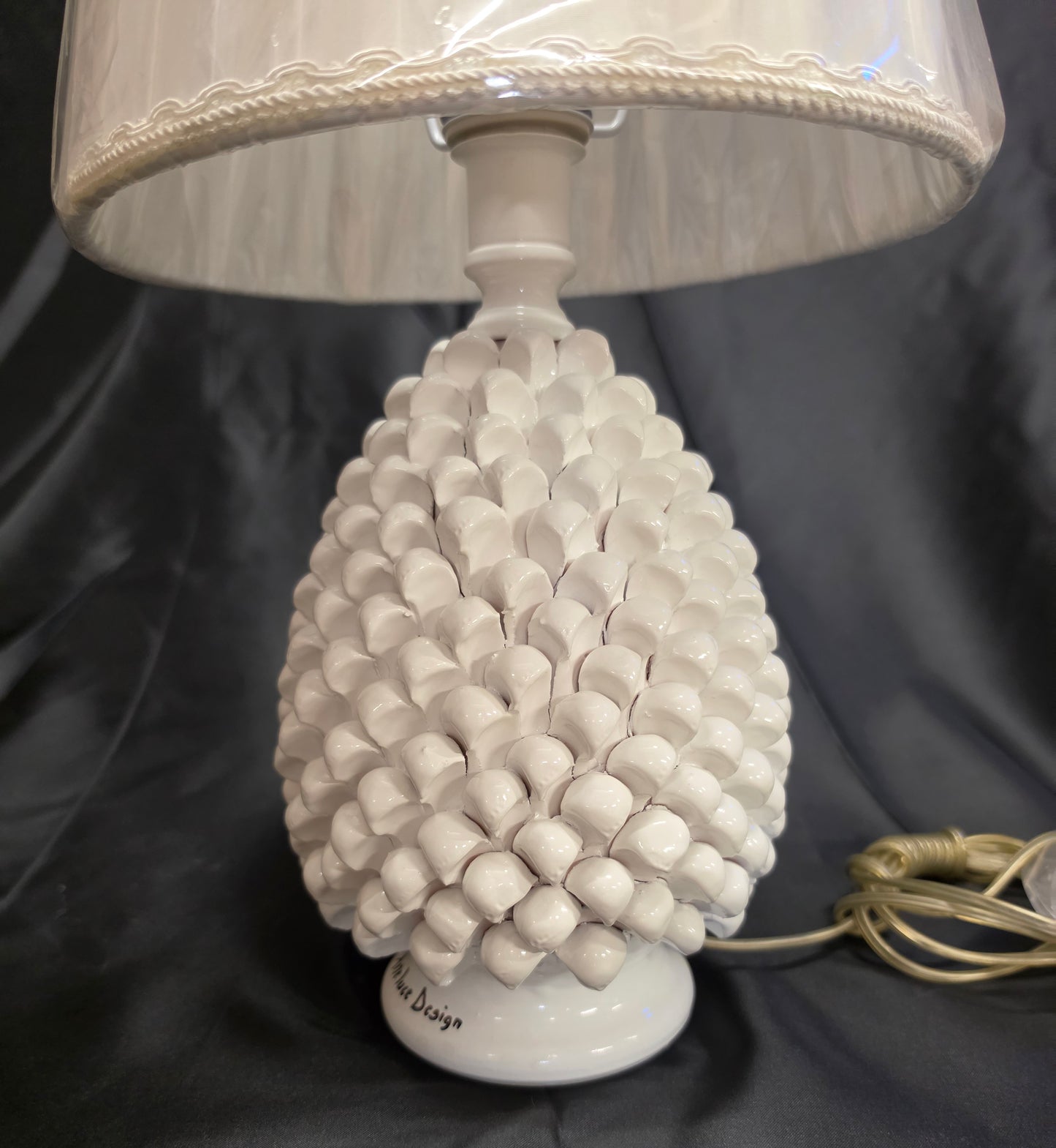Lampada da tavolo pigna soprammobile in terracotta decorata a mano lume bianco