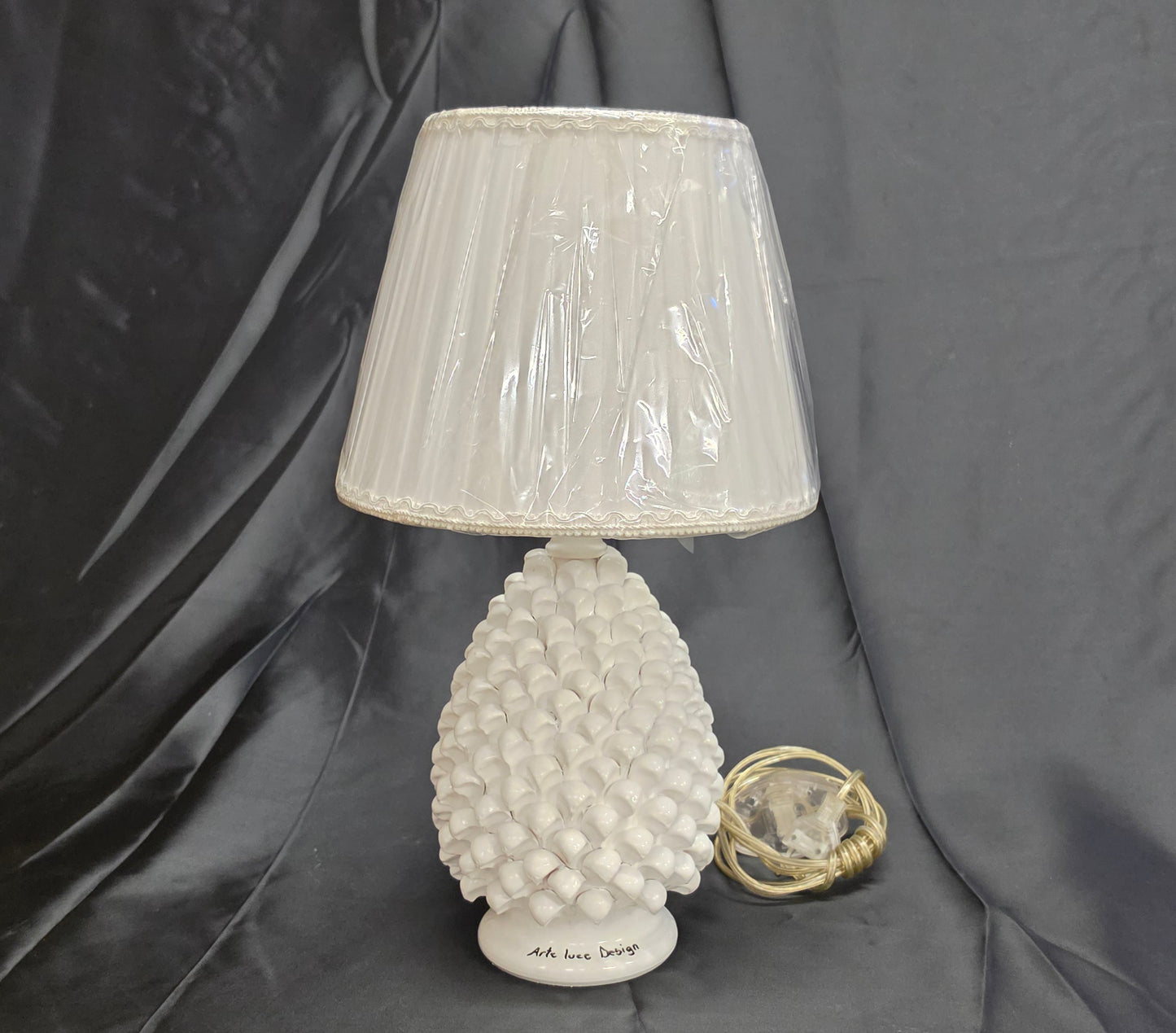 Lampada da tavolo pigna soprammobile in terracotta decorata a mano lume bianco