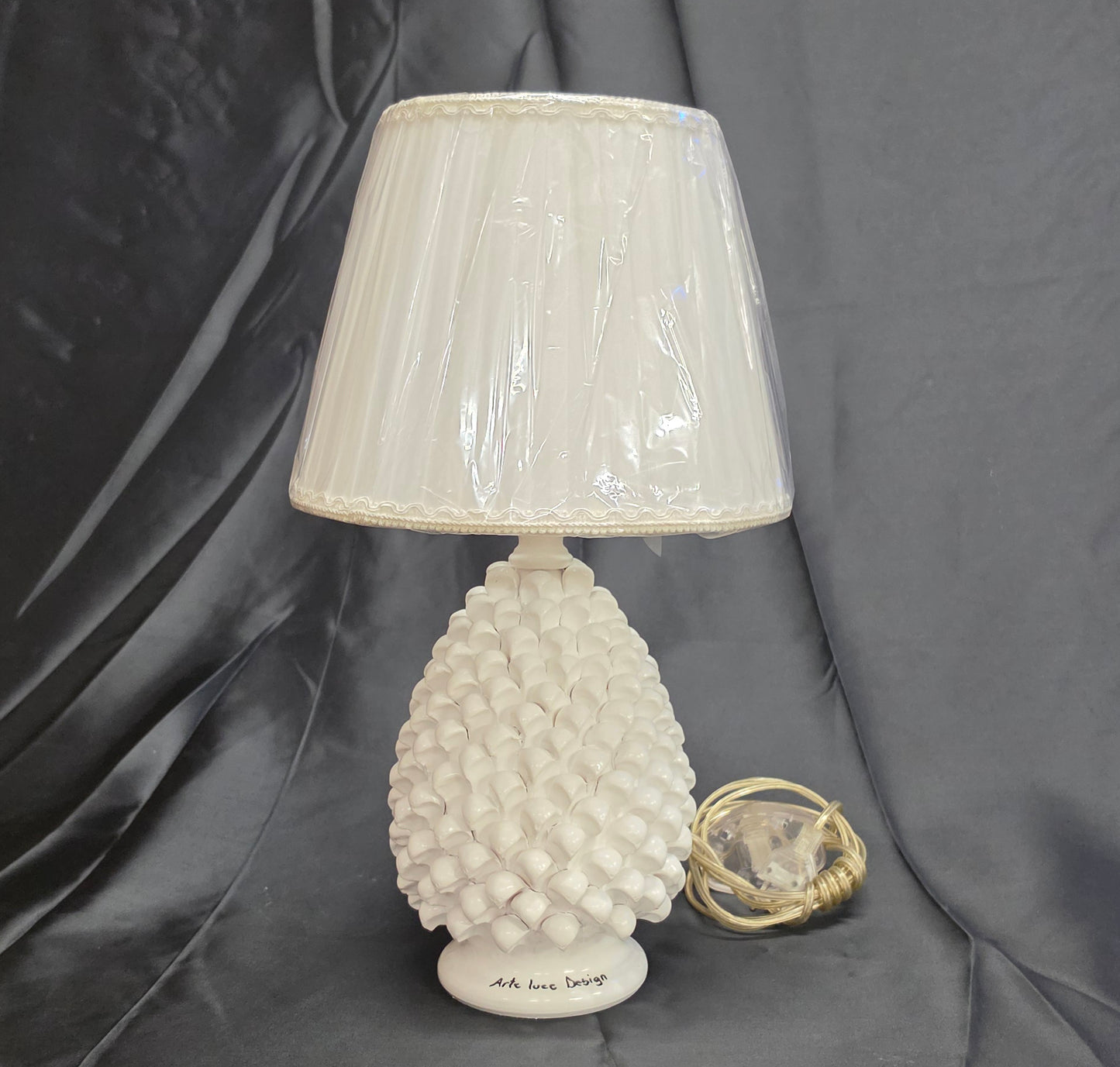 Lampada da tavolo pigna soprammobile in terracotta decorata a mano lume bianco
