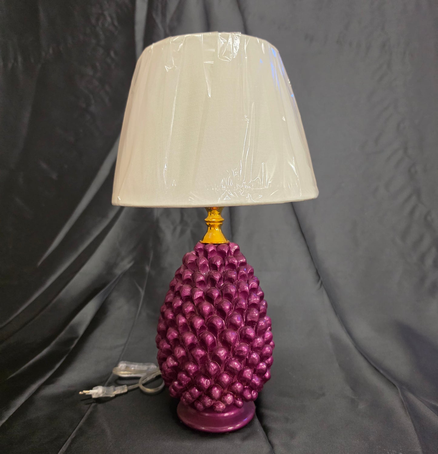 Lampada da tavolo pigna soprammobile in terracotta decorata a mano lume viola