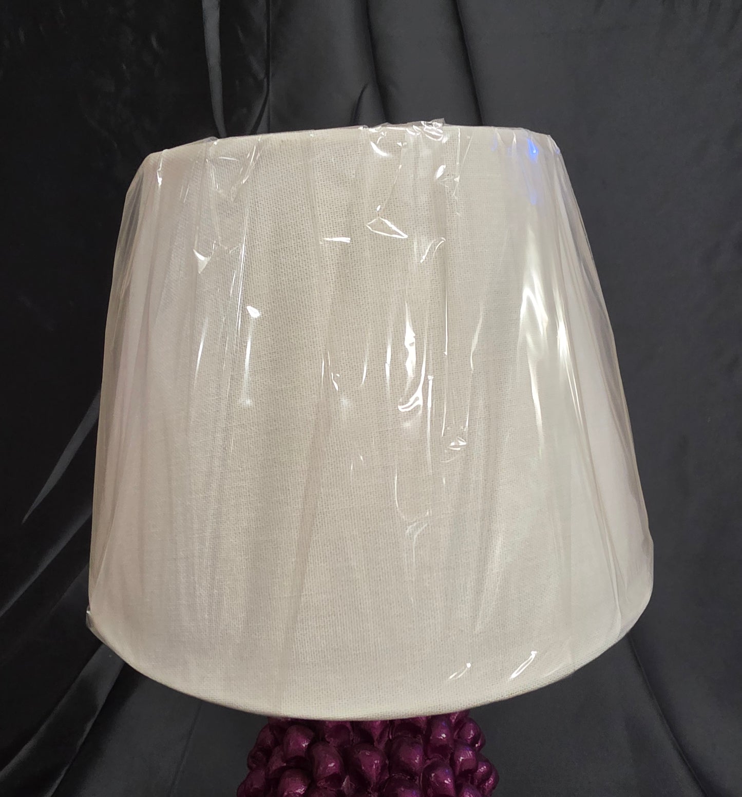 Lampada da tavolo pigna soprammobile in terracotta decorata a mano lume viola
