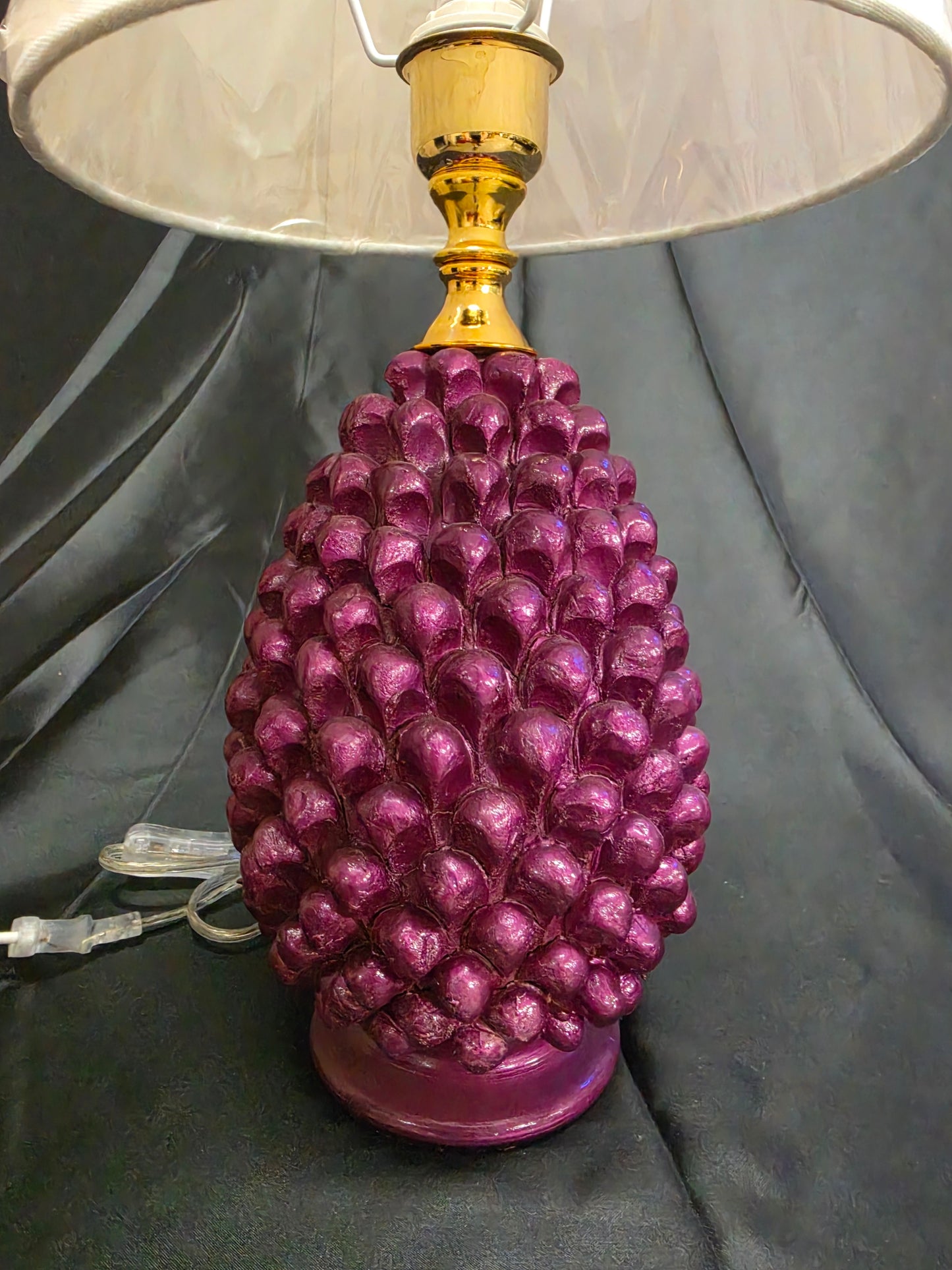 Lampada da tavolo pigna soprammobile in terracotta decorata a mano lume viola