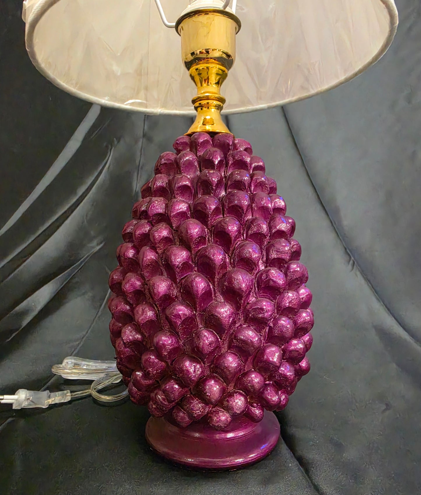 Lampada da tavolo pigna soprammobile in terracotta decorata a mano lume viola