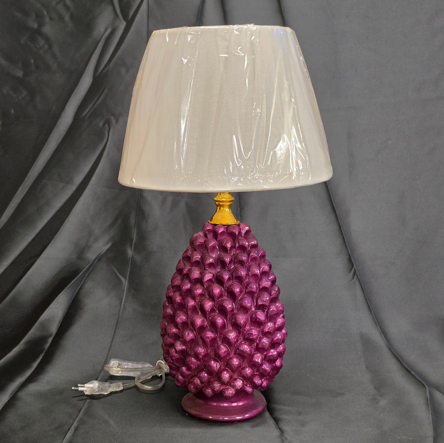 Lampada da tavolo pigna soprammobile in terracotta decorata a mano lume viola