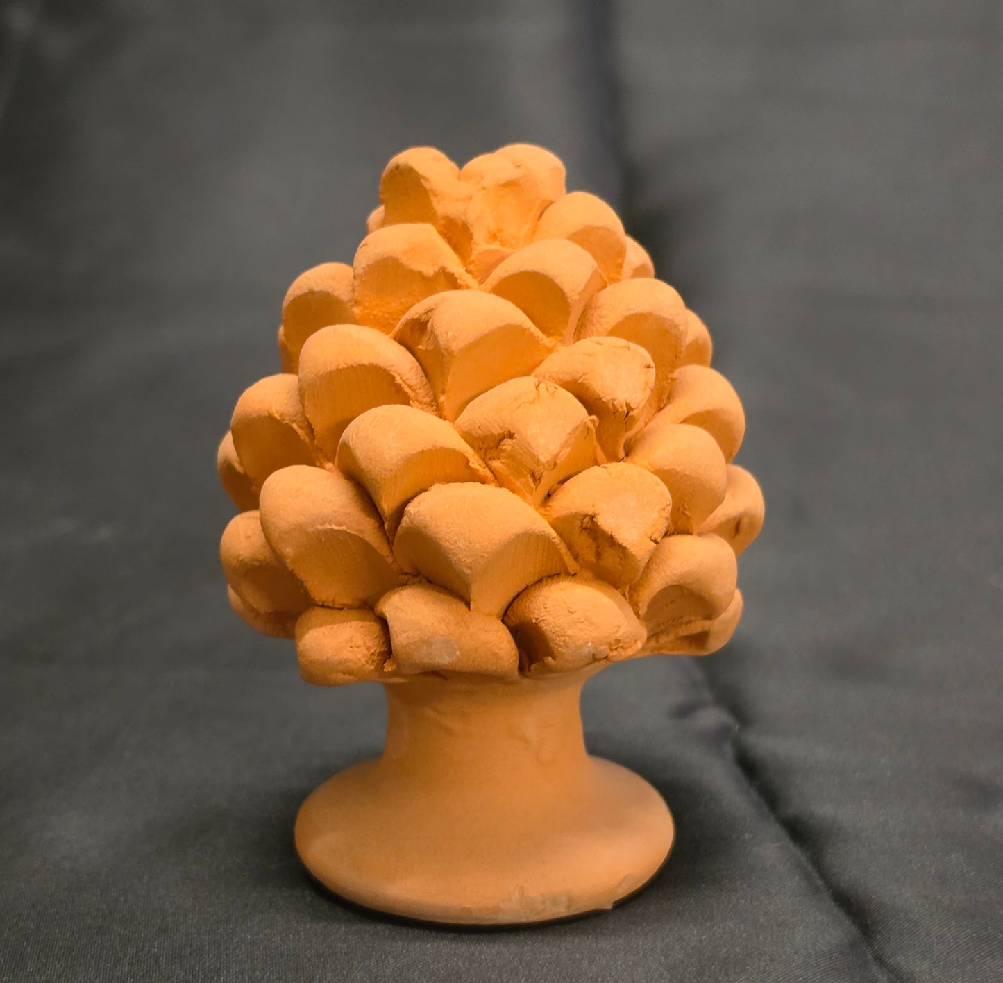 Soprammobile siciliano Pigna portafortuna in terracotta rossa grezza h 10,5cm con difetto