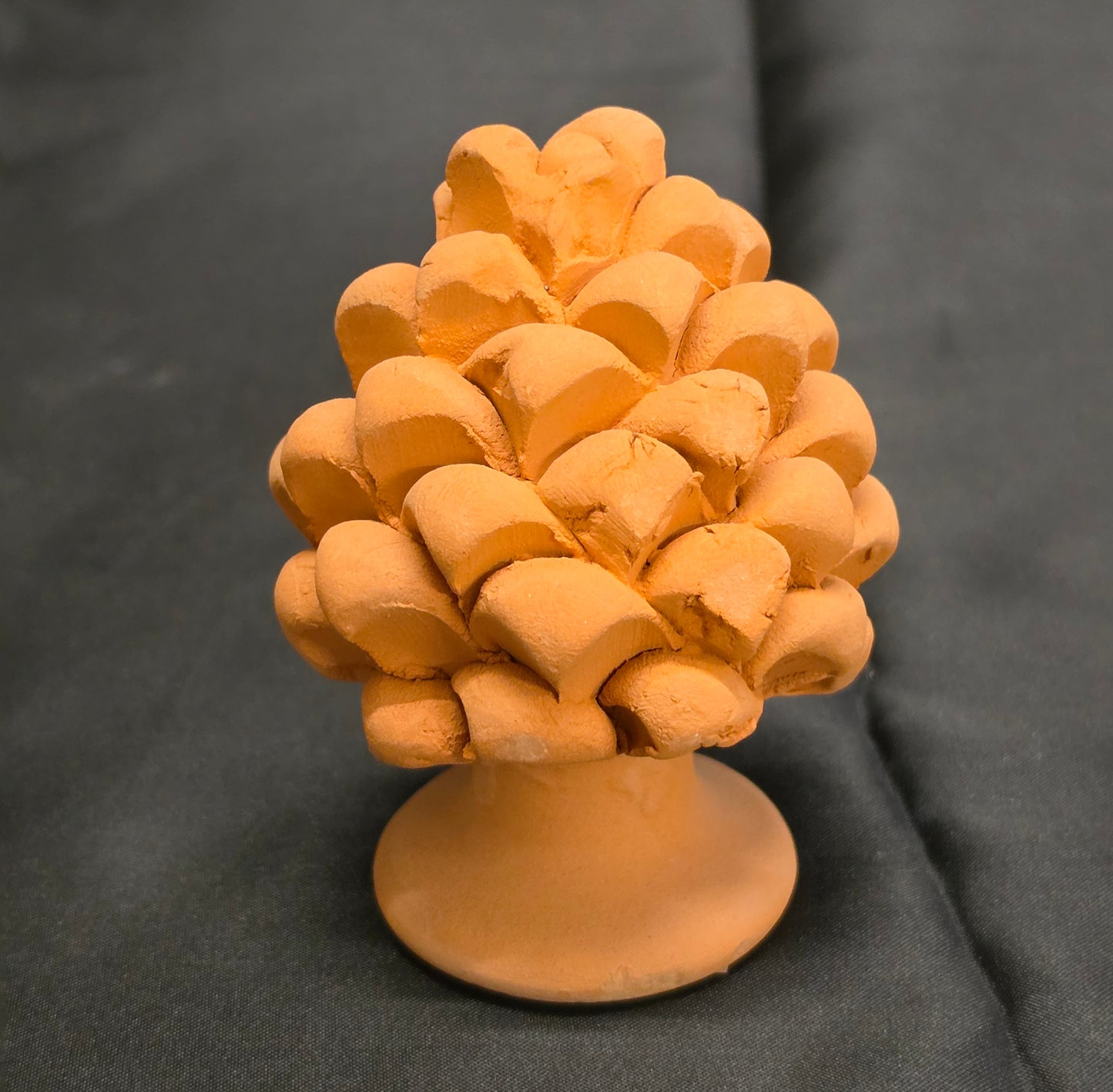 Soprammobile siciliano Pigna portafortuna in terracotta rossa grezza h 10,5cm con difetto