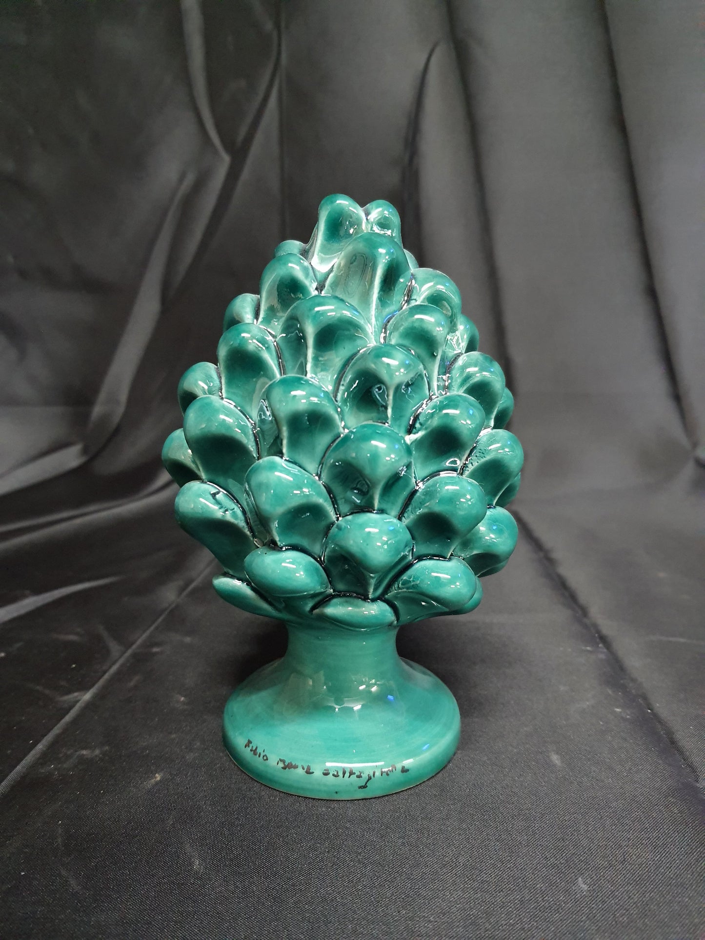 Soprammobile in Ceramica di Caltagirone Pigna portafortuna in verde lucido