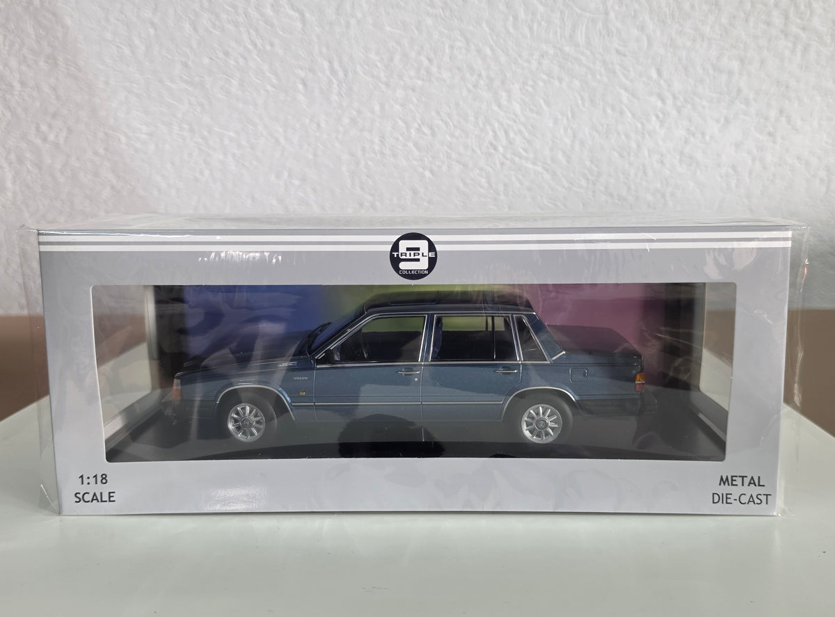 modellino auto 1/18 Volvo 760 Turbo 1985 blu modellini diecast triple9