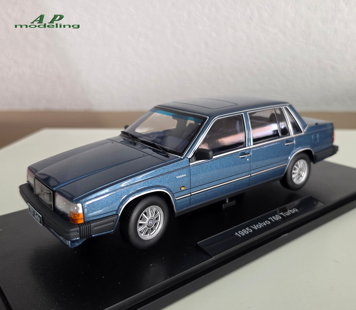 modellino auto 1/18 Volvo 760 Turbo 1985 blu modellini diecast triple9