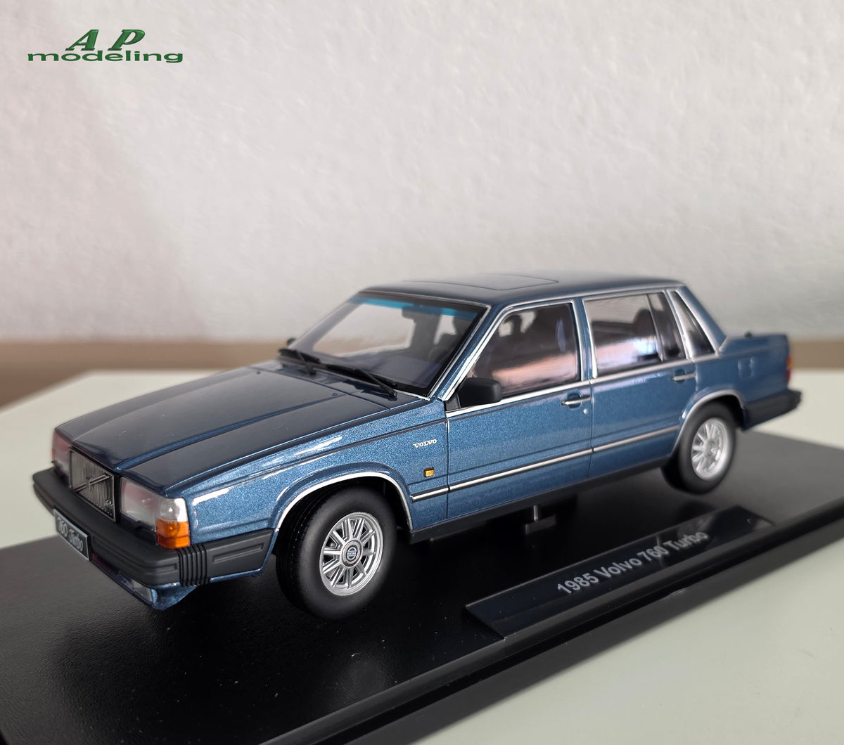 modellino auto 1/18 Volvo 760 Turbo 1985 blu modellini diecast triple9