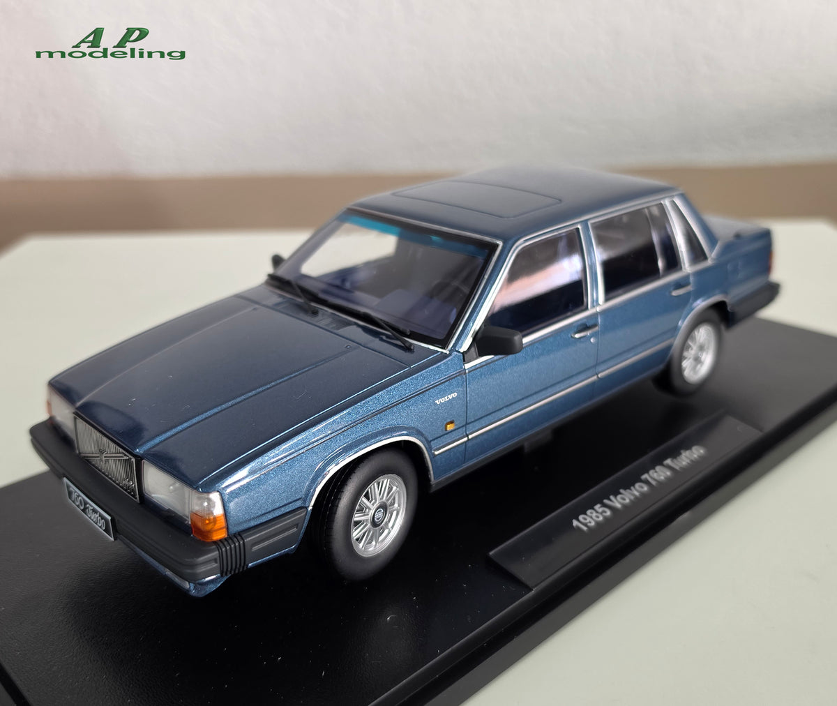 modellino auto 1/18 Volvo 760 Turbo 1985 blu modellini diecast triple9