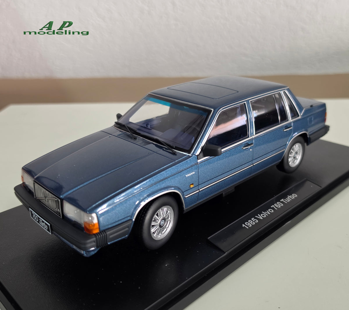 modellino auto 1/18 Volvo 760 Turbo 1985 blu modellini diecast triple9