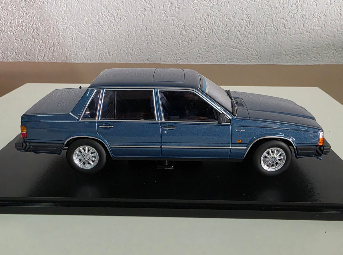 modellino auto 1/18 Volvo 760 Turbo 1985 blu modellini diecast triple9