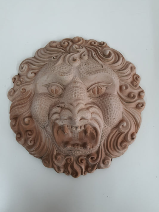 Fregio parete volto di leone in terracotta grezza decorazione murale per esterno