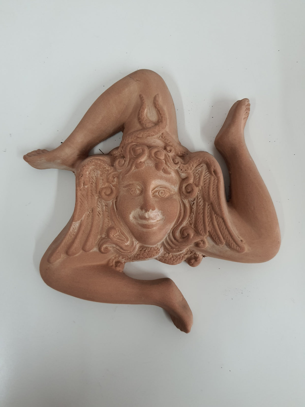 Fregio da parete decorazione murale Trinacria siciliana terracotta grezza rossa