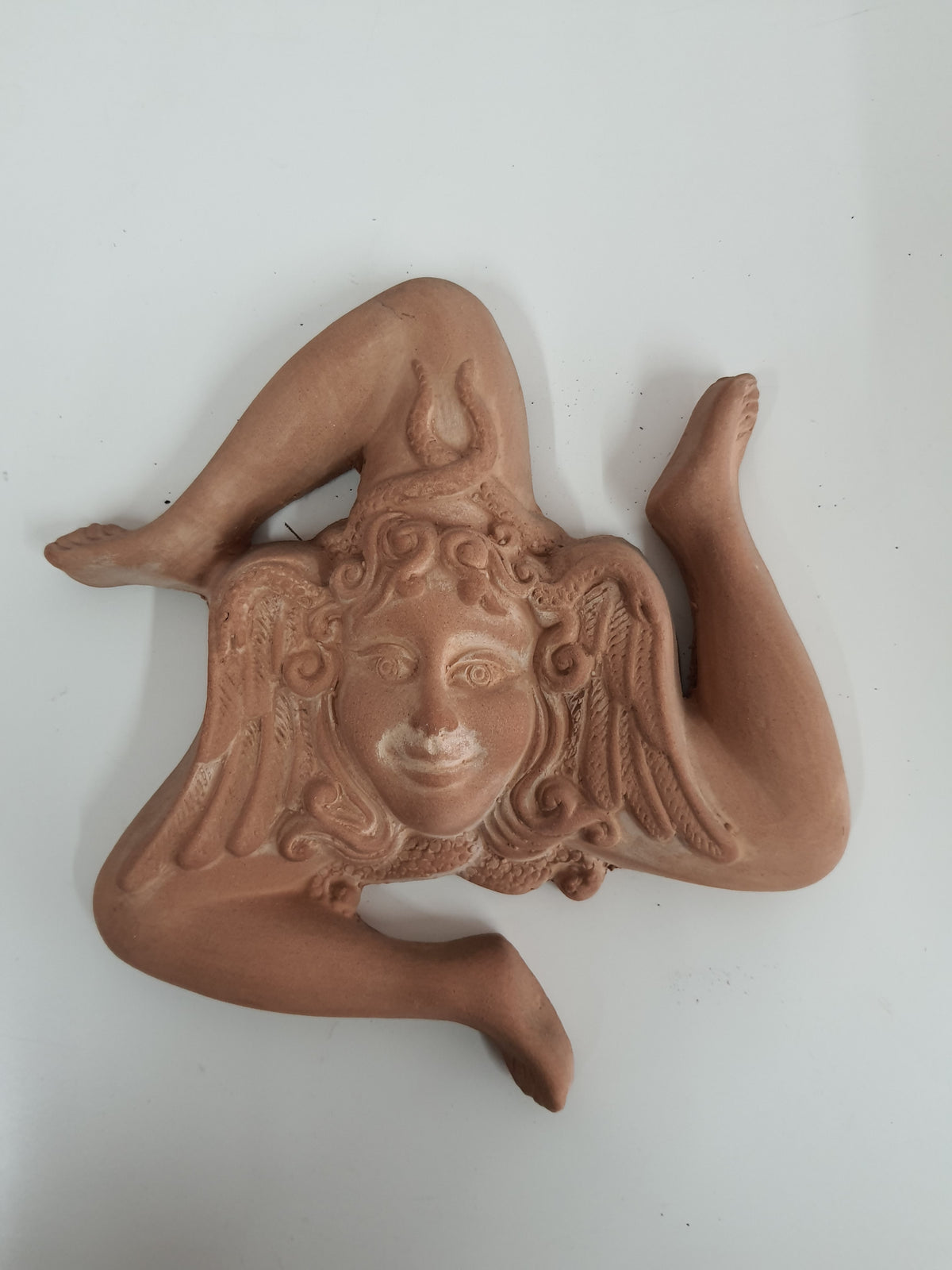 Fregio da parete decorazione murale Trinacria siciliana terracotta grezza rossa