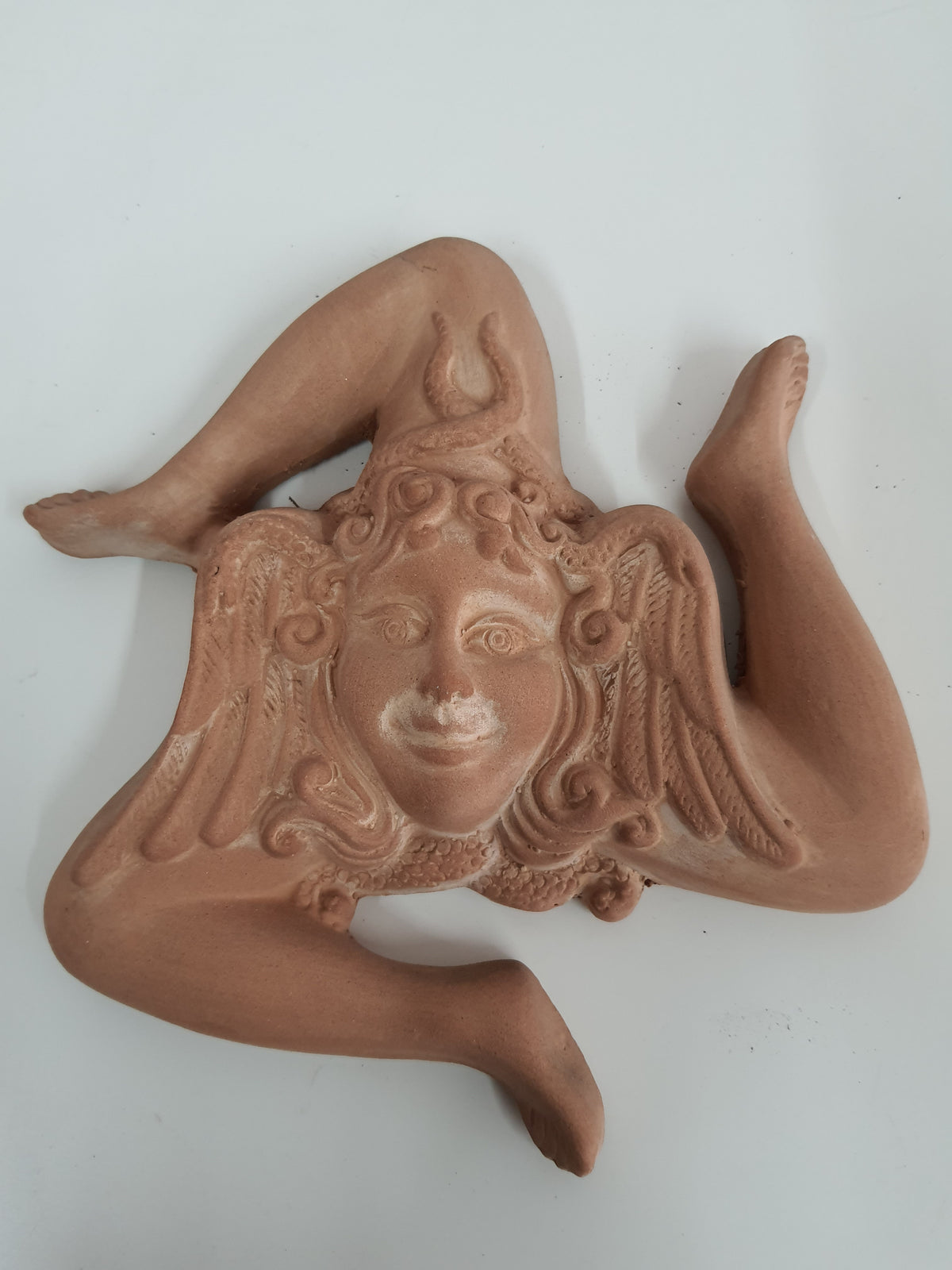 Fregio da parete decorazione murale Trinacria siciliana terracotta grezza rossa